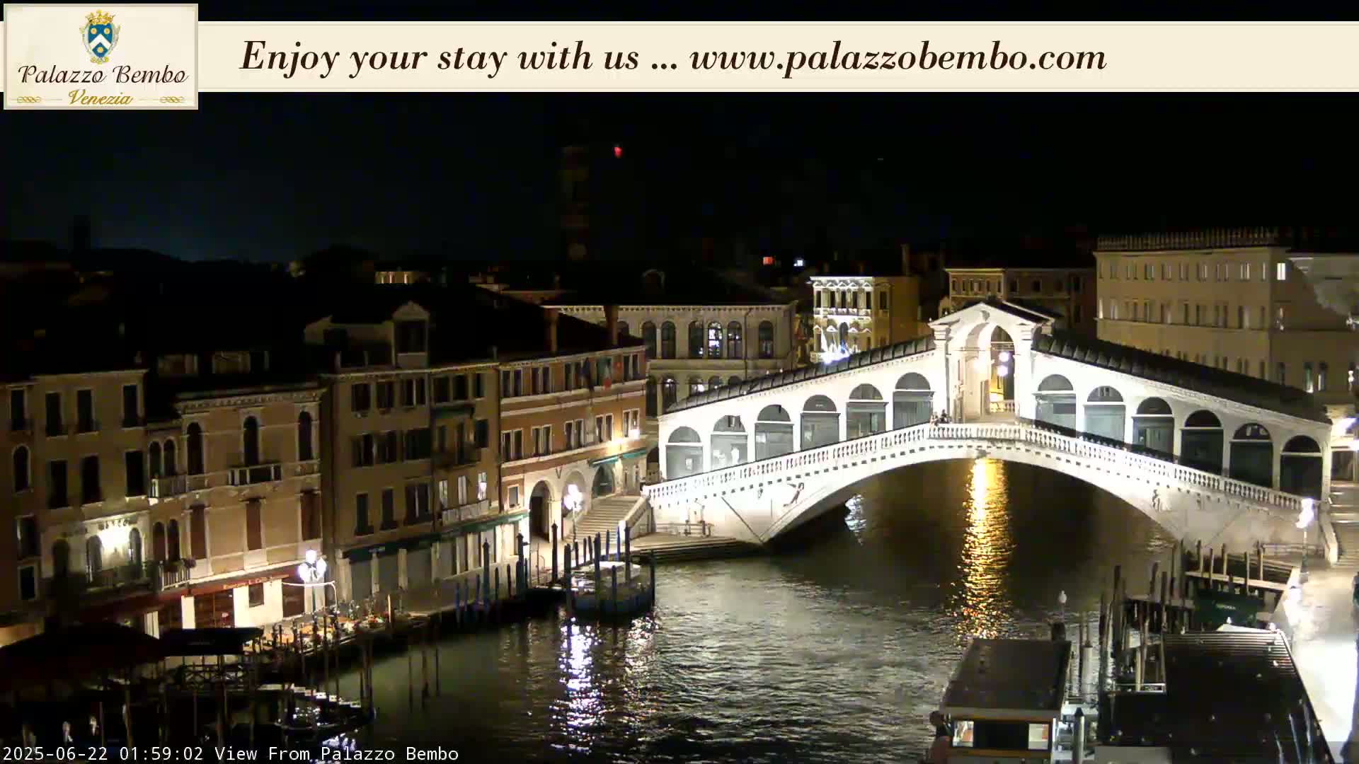Venice, Rialto Bridge in Grand Canal Live Cam - Venice, Veneto, Italy