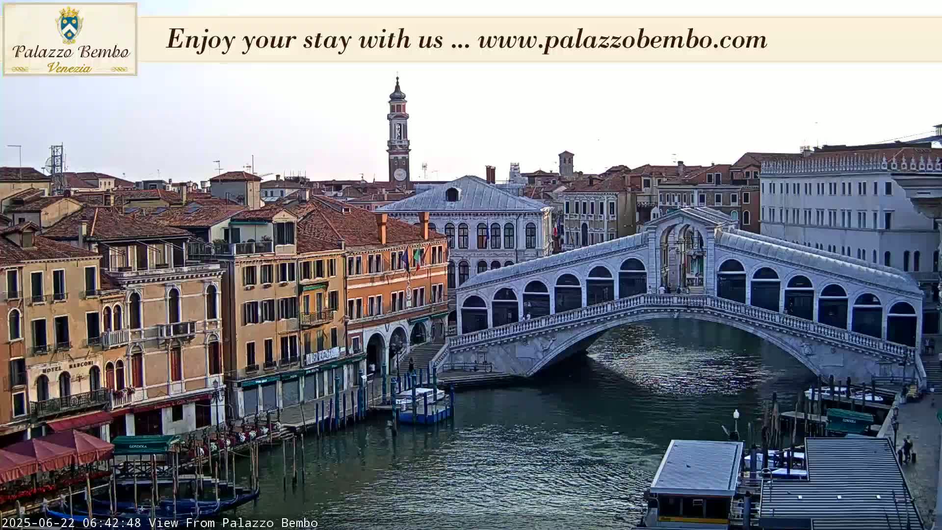 Venice, Rialto Bridge in Grand Canal Live Cam - Venice, Veneto, Italy
