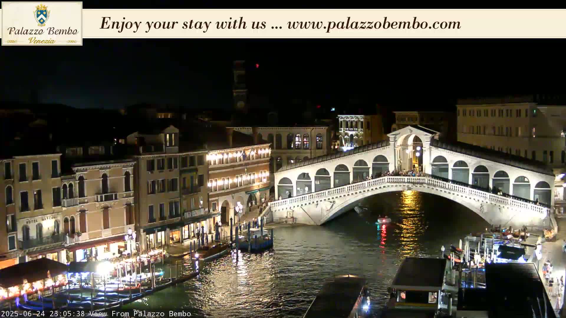 Venice, Rialto Bridge in Grand Canal Live Cam - Venice, Veneto, Italy