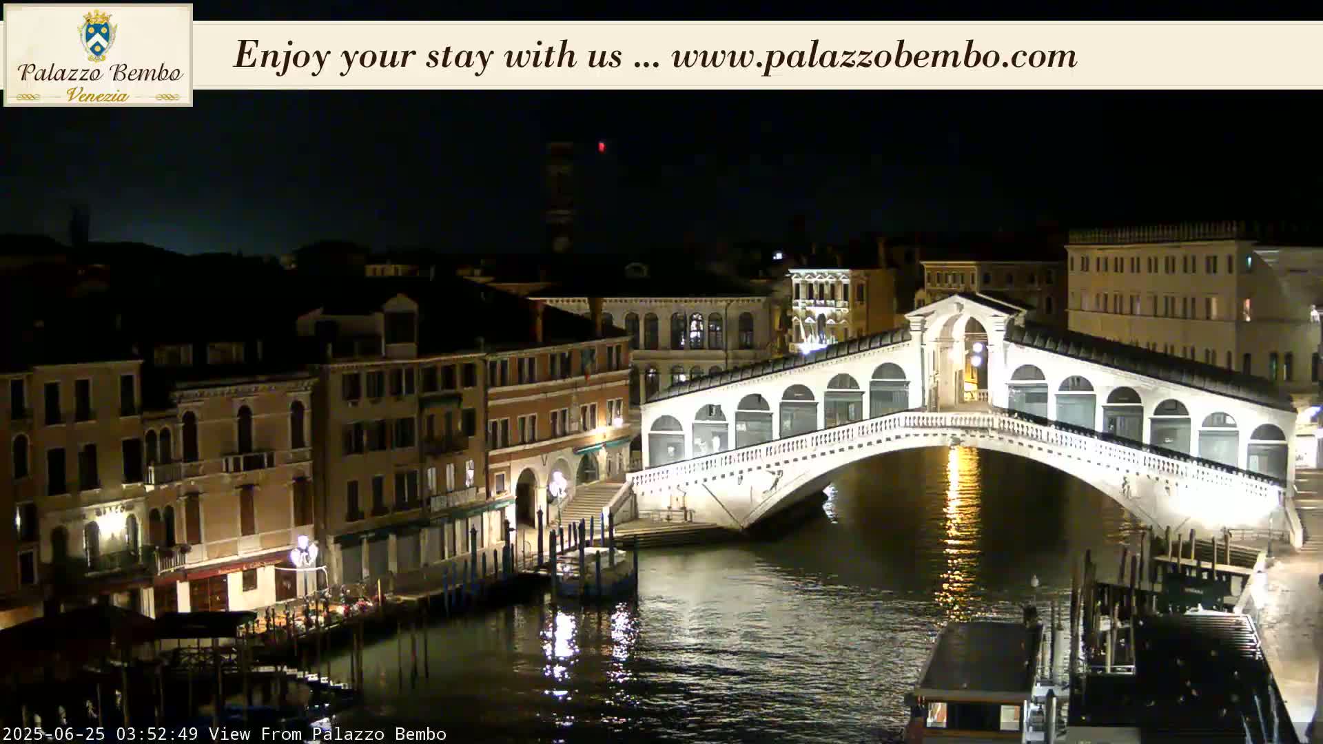 Venice, Rialto Bridge in Grand Canal Live Cam - Venice, Veneto, Italy