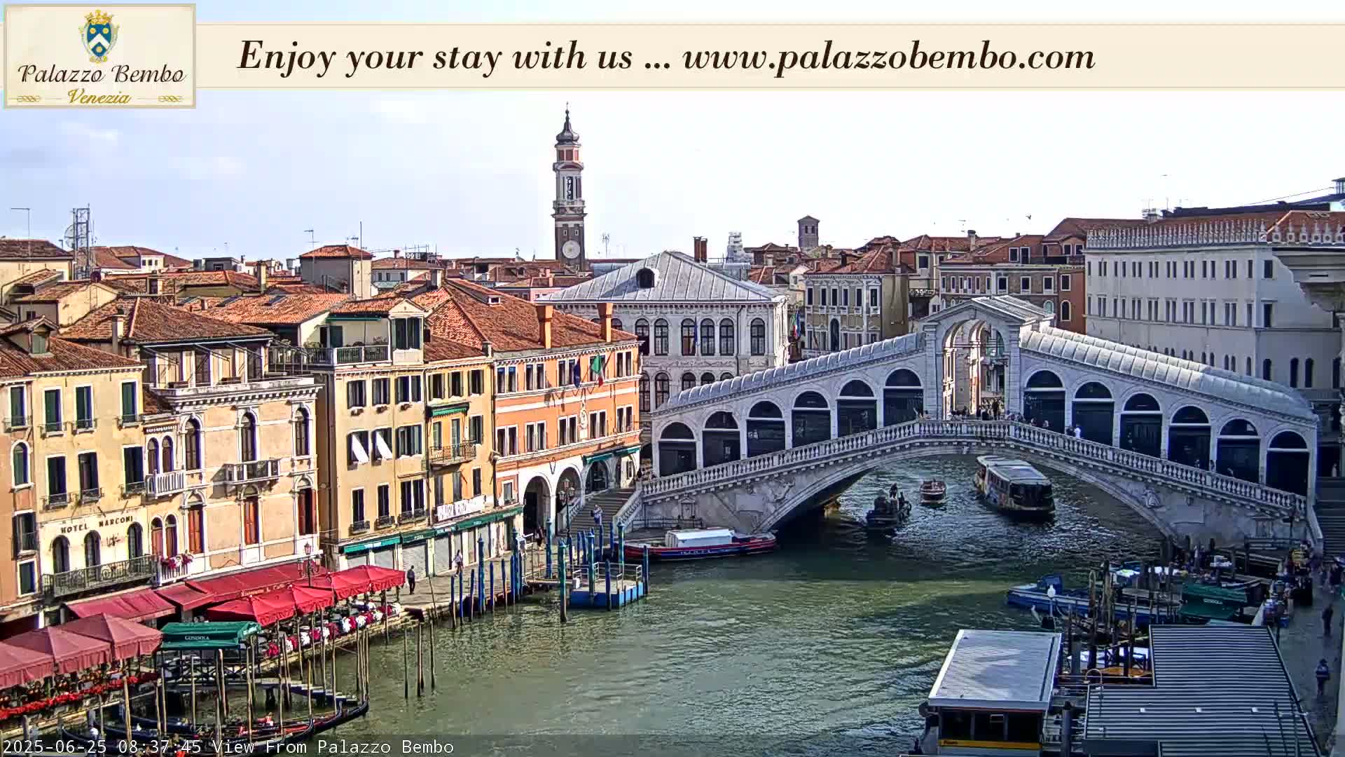 Venice, Rialto Bridge in Grand Canal Live Cam - Venice, Veneto, Italy