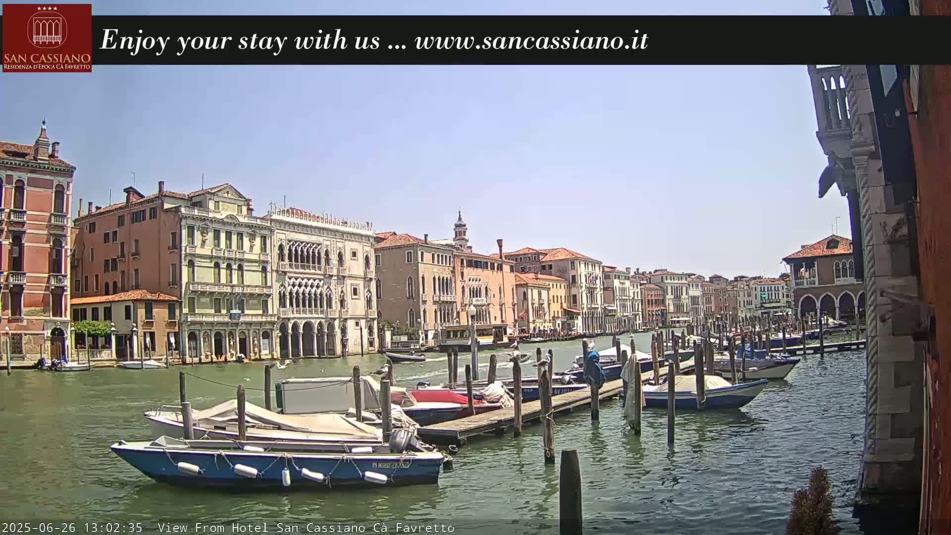 Venice, Rialto Bridge in Grand Canal Live Cam - Venice, Veneto, Italy