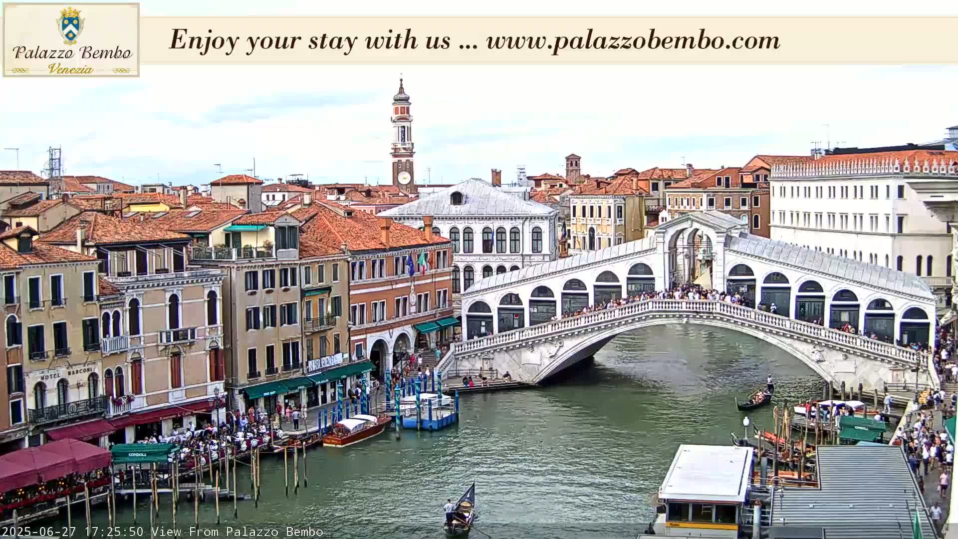 Venice, Rialto Bridge in Grand Canal Live Cam - Venice, Veneto, Italy