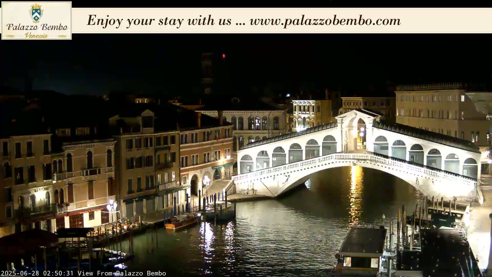 Venice, Rialto Bridge in Grand Canal Live Cam - Venice, Veneto, Italy