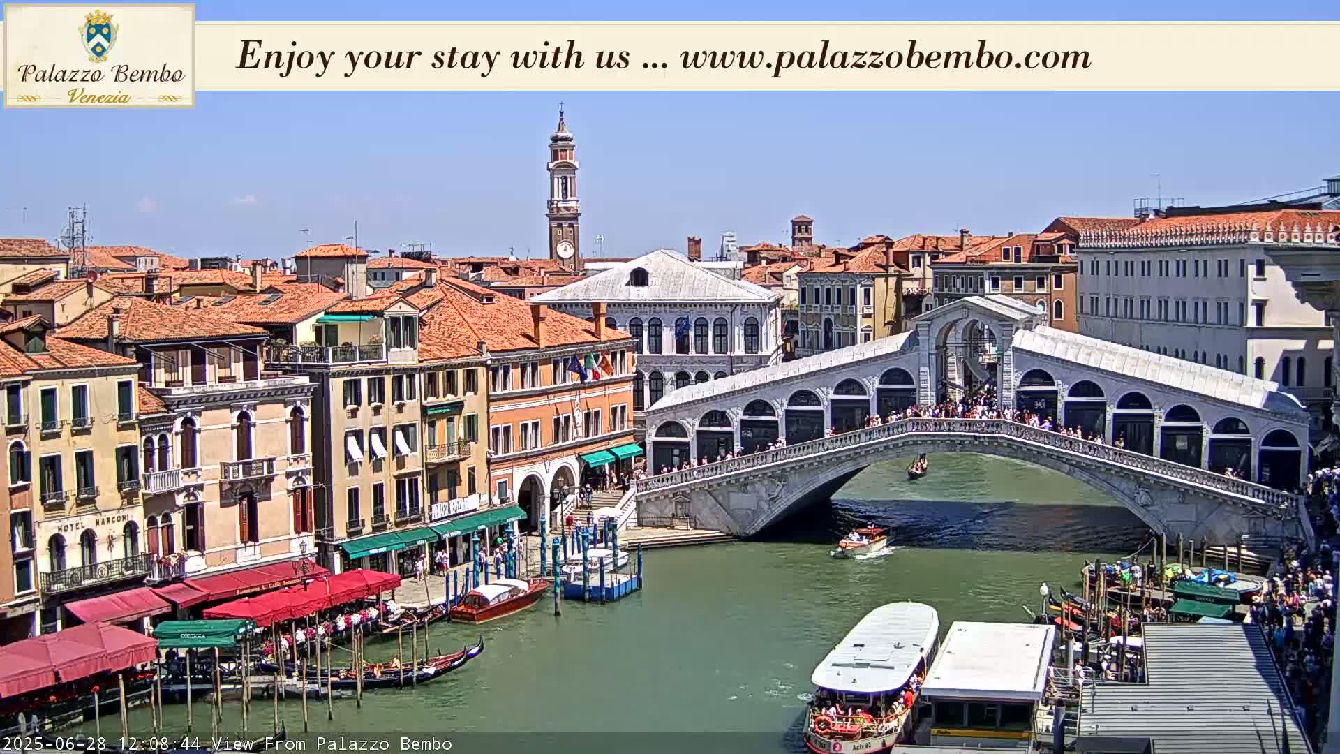 Venice, Rialto Bridge in Grand Canal Live Cam - Venice, Veneto, Italy