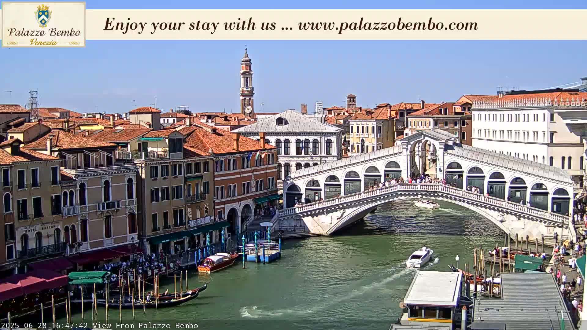 Venice, Rialto Bridge in Grand Canal Live Cam - Venice, Veneto, Italy