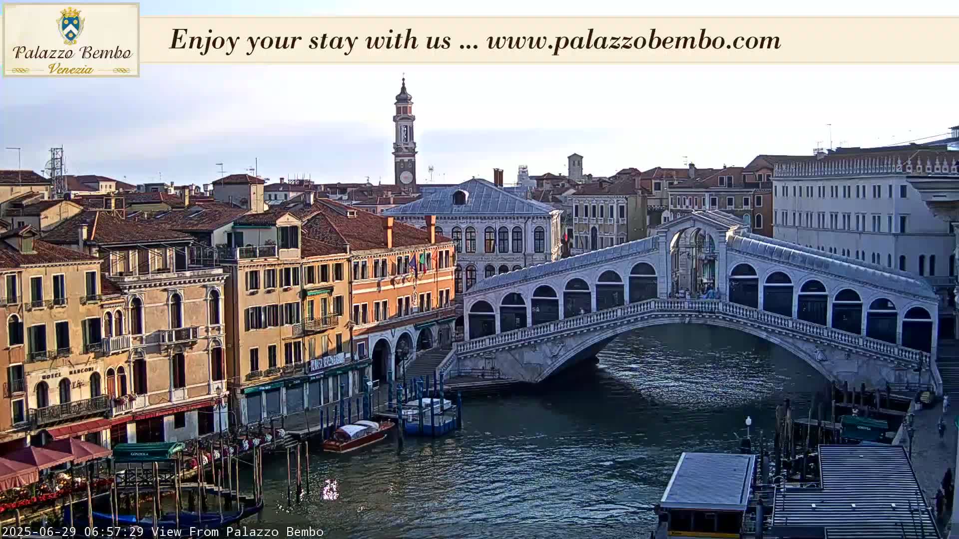 Venice, Rialto Bridge in Grand Canal Live Cam - Venice, Veneto, Italy