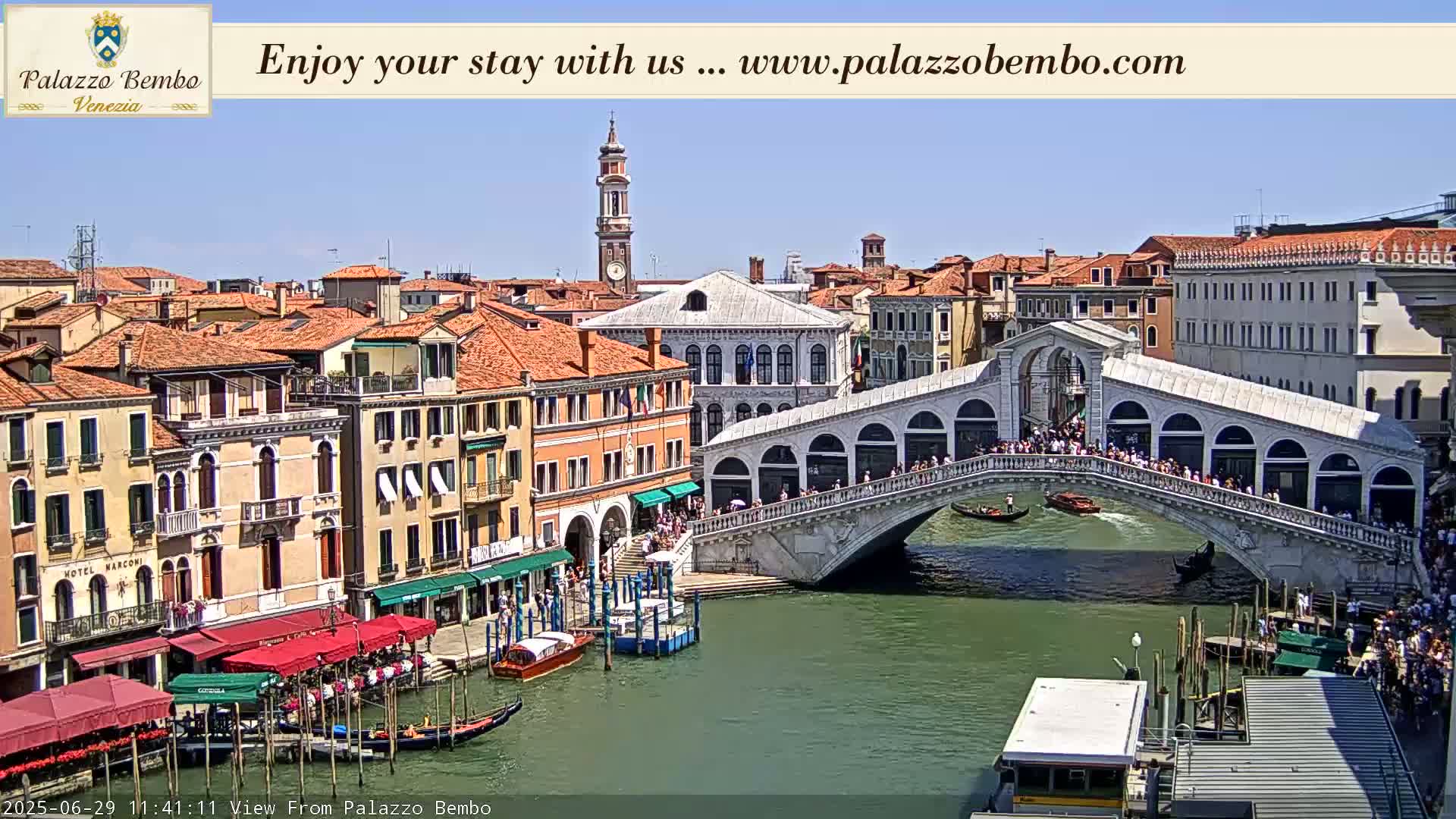 Venice, Rialto Bridge in Grand Canal Live Cam - Venice, Veneto, Italy