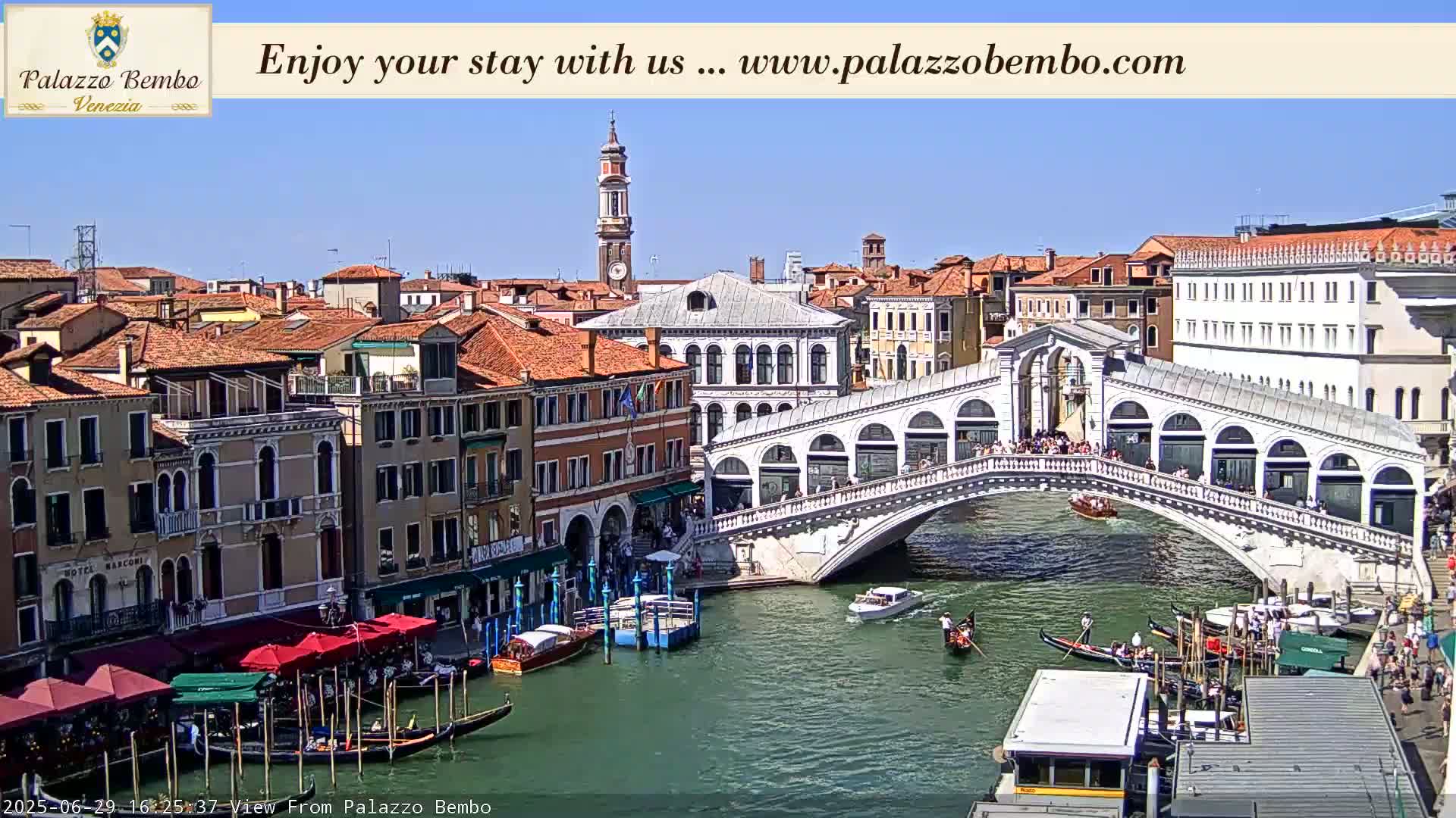 Venice, Rialto Bridge in Grand Canal Live Cam - Venice, Veneto, Italy