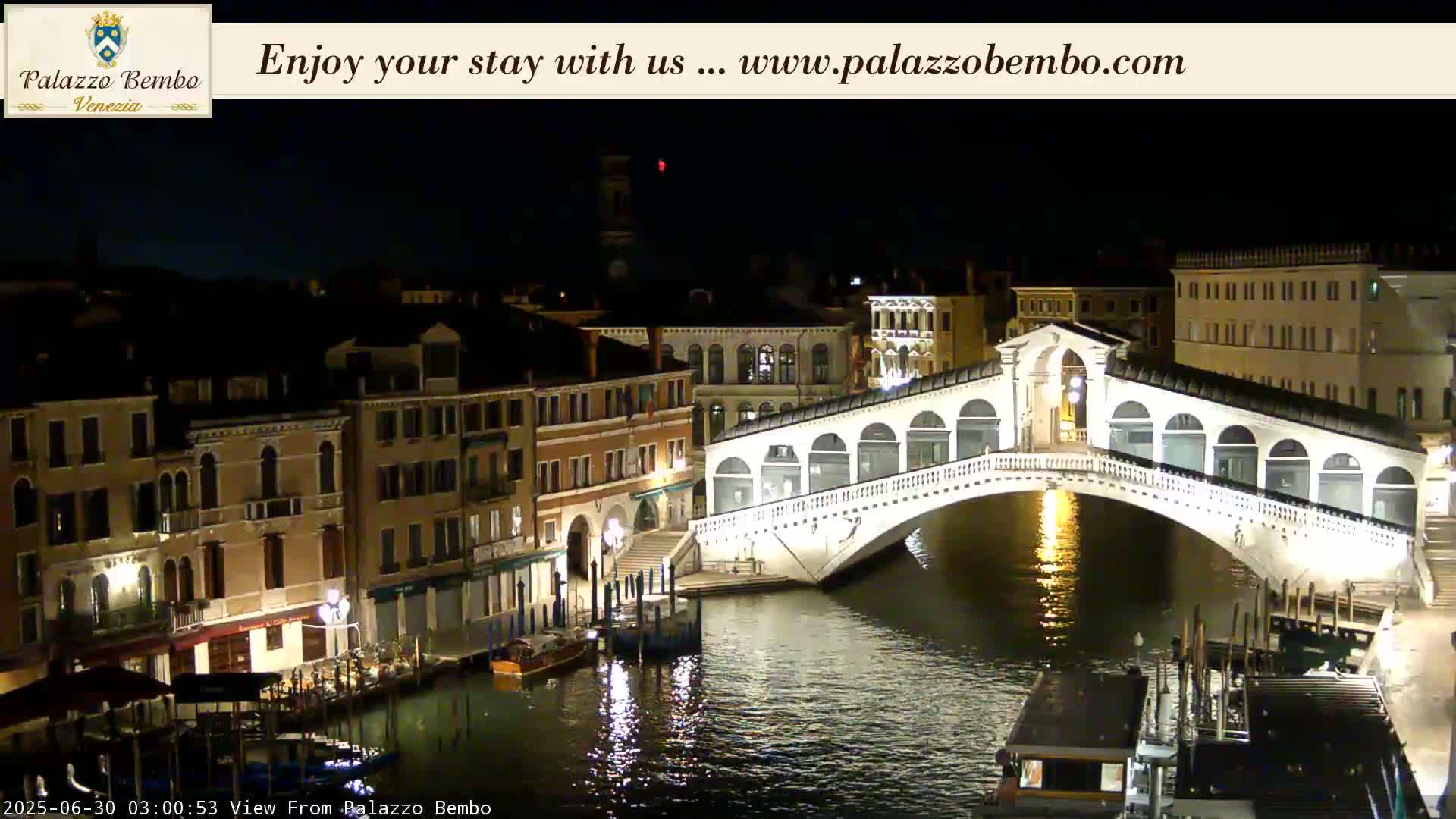 Venice, Rialto Bridge in Grand Canal Live Cam - Venice, Veneto, Italy