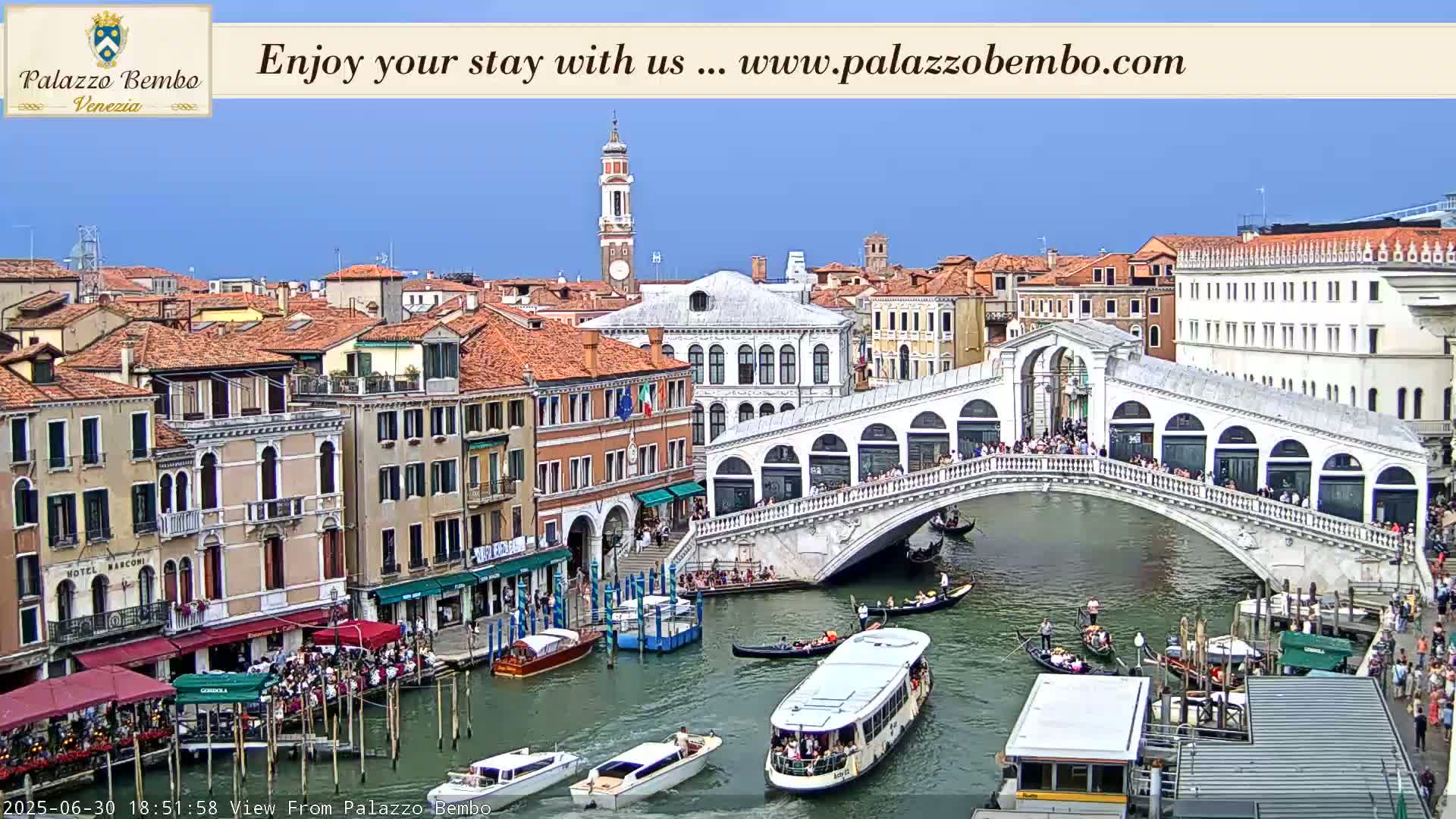 Venice, Rialto Bridge in Grand Canal Live Cam - Venice, Veneto, Italy