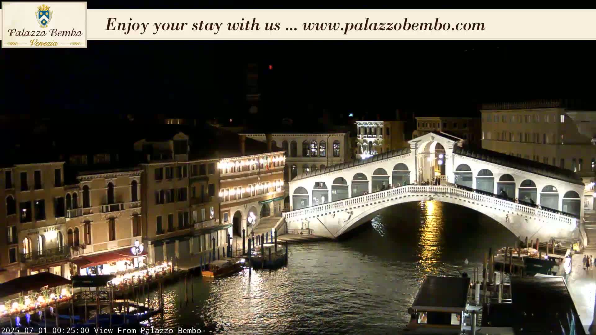 Venice, Rialto Bridge in Grand Canal Live Cam - Venice, Veneto, Italy