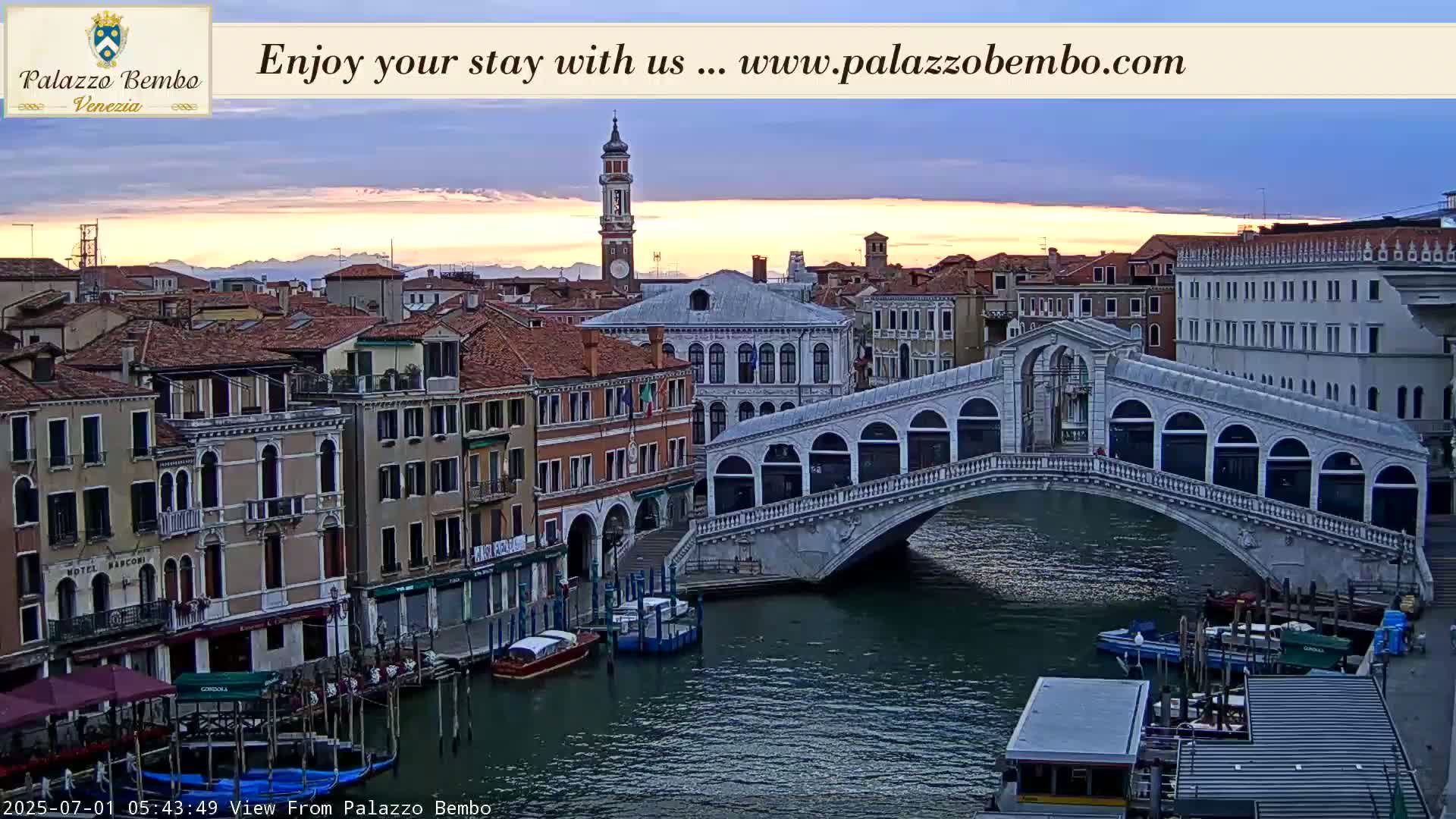 Venice, Rialto Bridge in Grand Canal Live Cam - Venice, Veneto, Italy