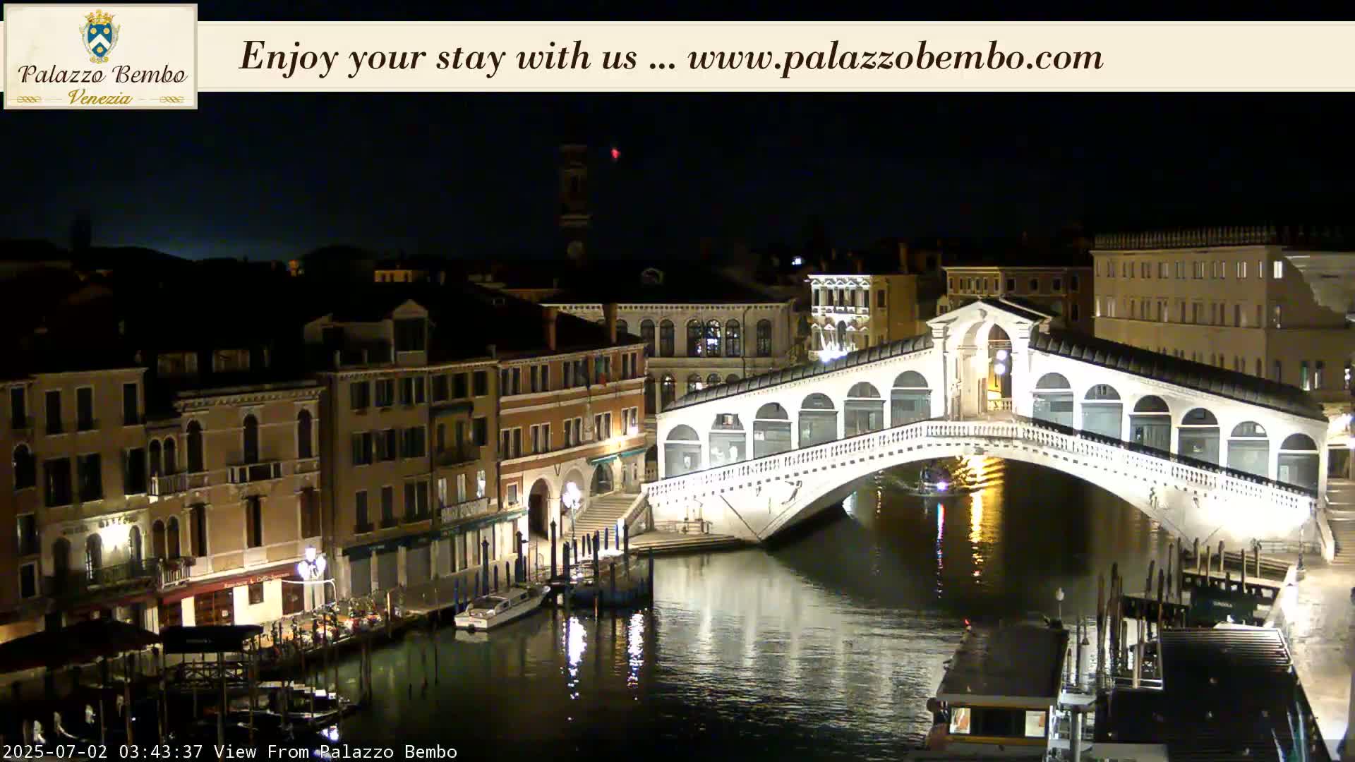 Venice, Rialto Bridge in Grand Canal Live Cam - Venice, Veneto, Italy