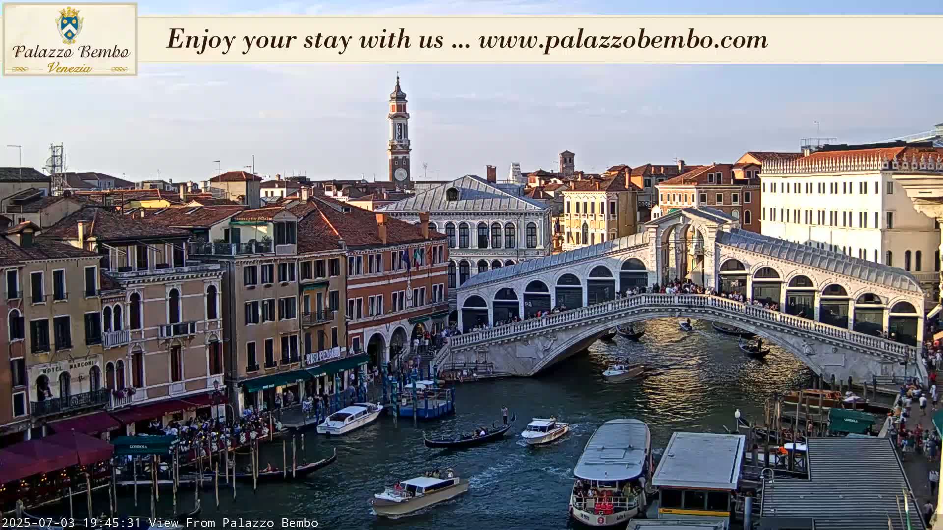 Venice, Rialto Bridge in Grand Canal Live Cam - Venice, Veneto, Italy