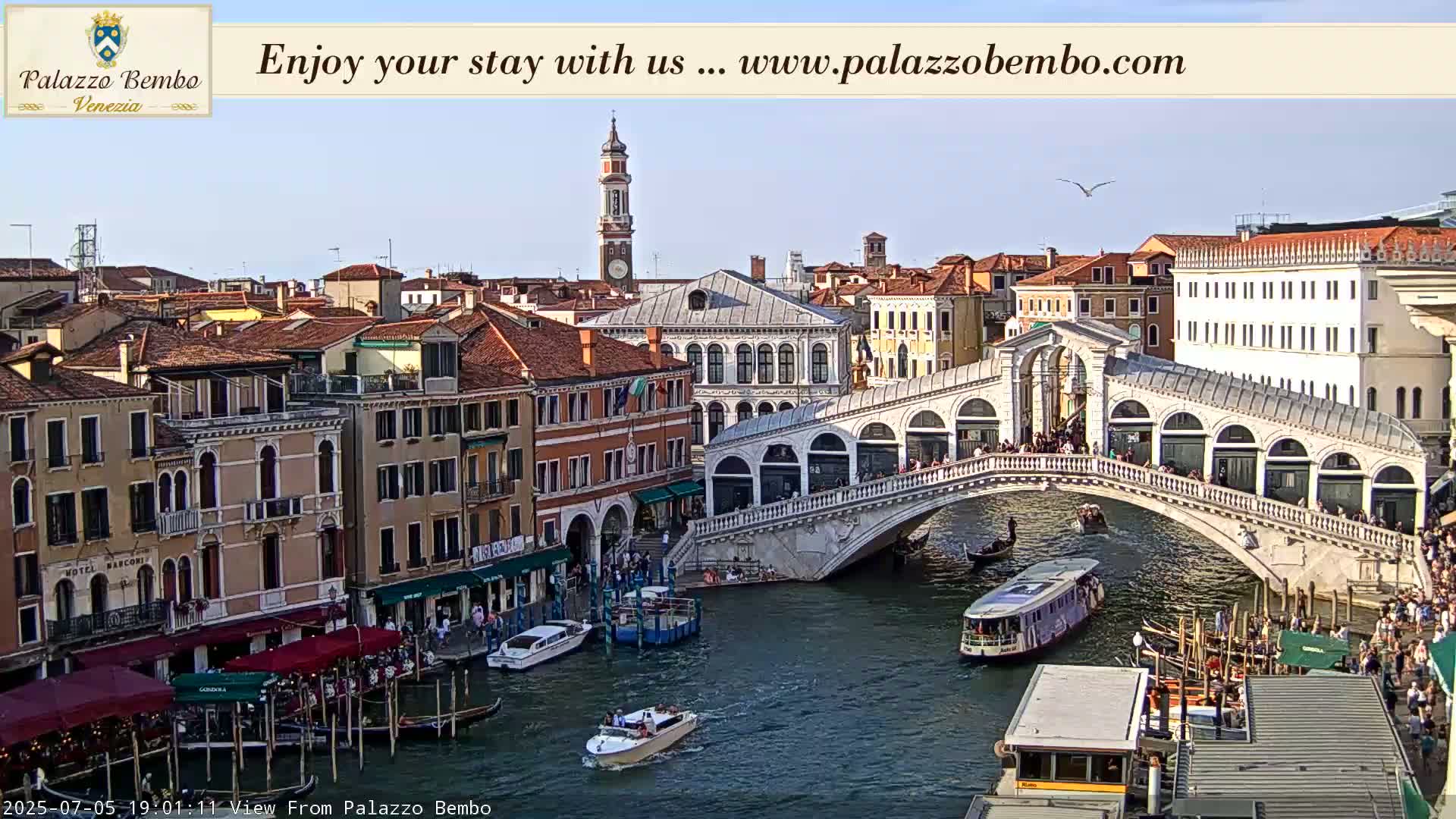 Venice, Rialto Bridge in Grand Canal Live Cam - Venice, Veneto, Italy