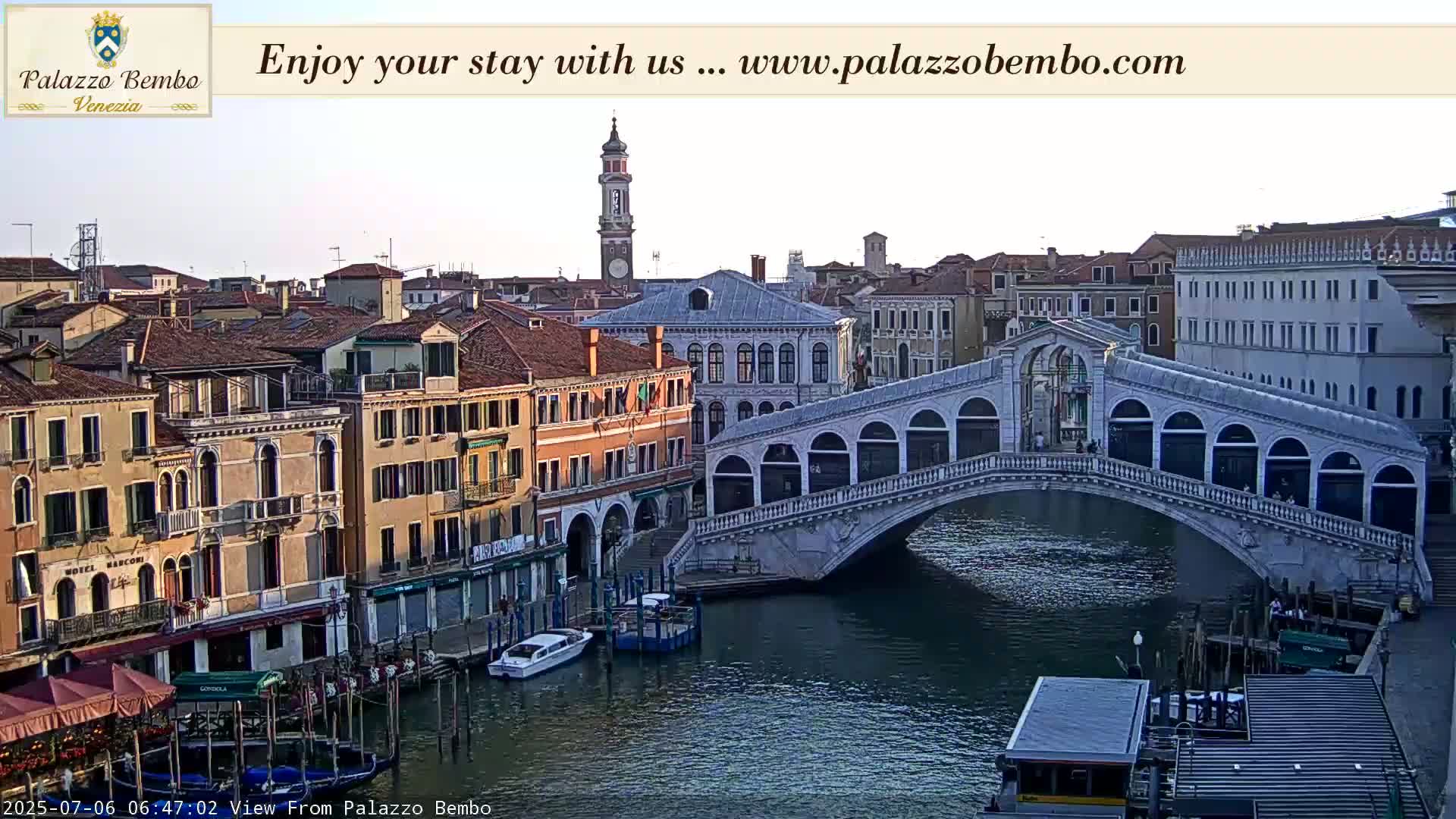 Venice, Rialto Bridge in Grand Canal Live Cam - Venice, Veneto, Italy