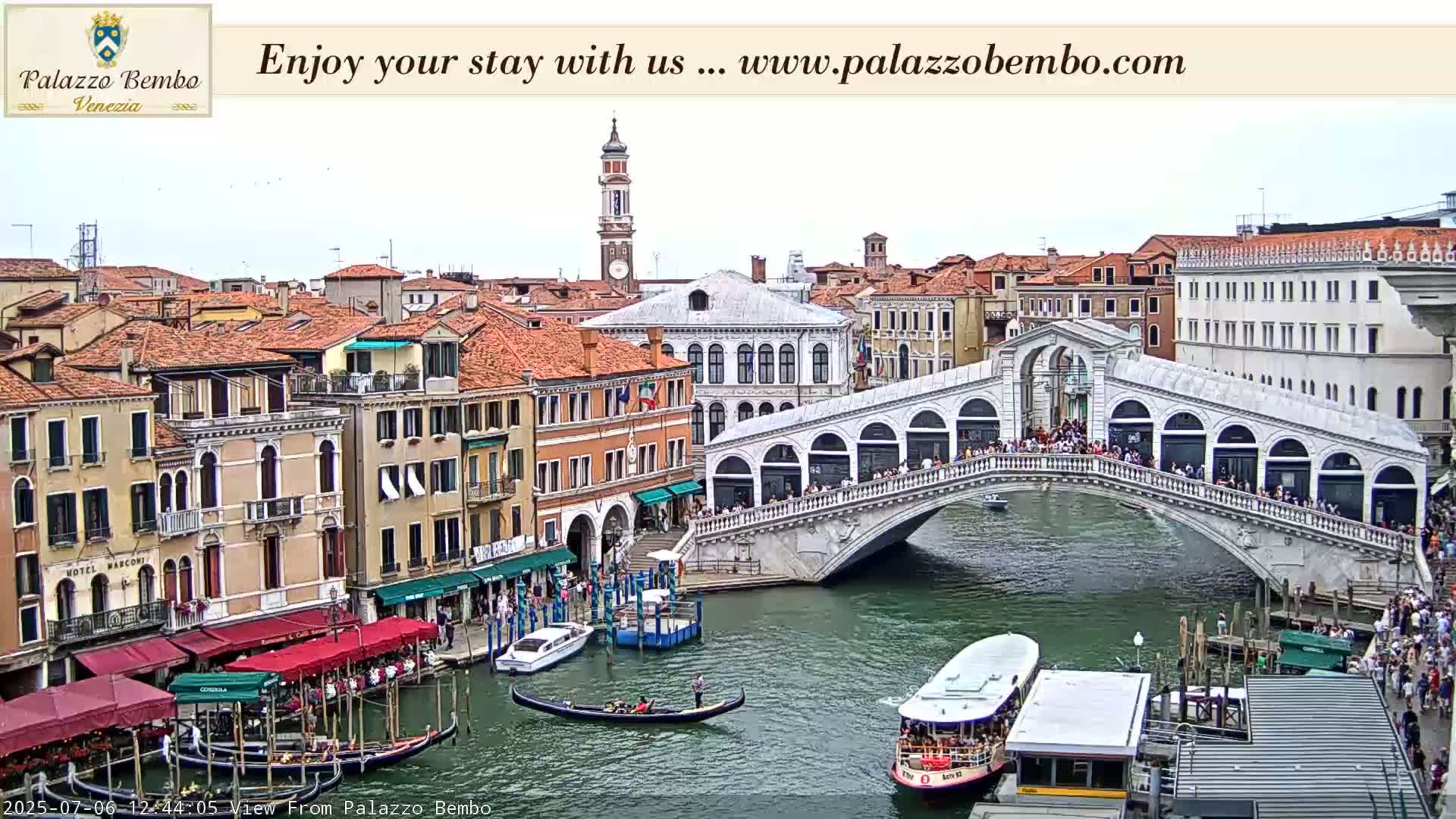 Venice, Rialto Bridge in Grand Canal Live Cam - Venice, Veneto, Italy
