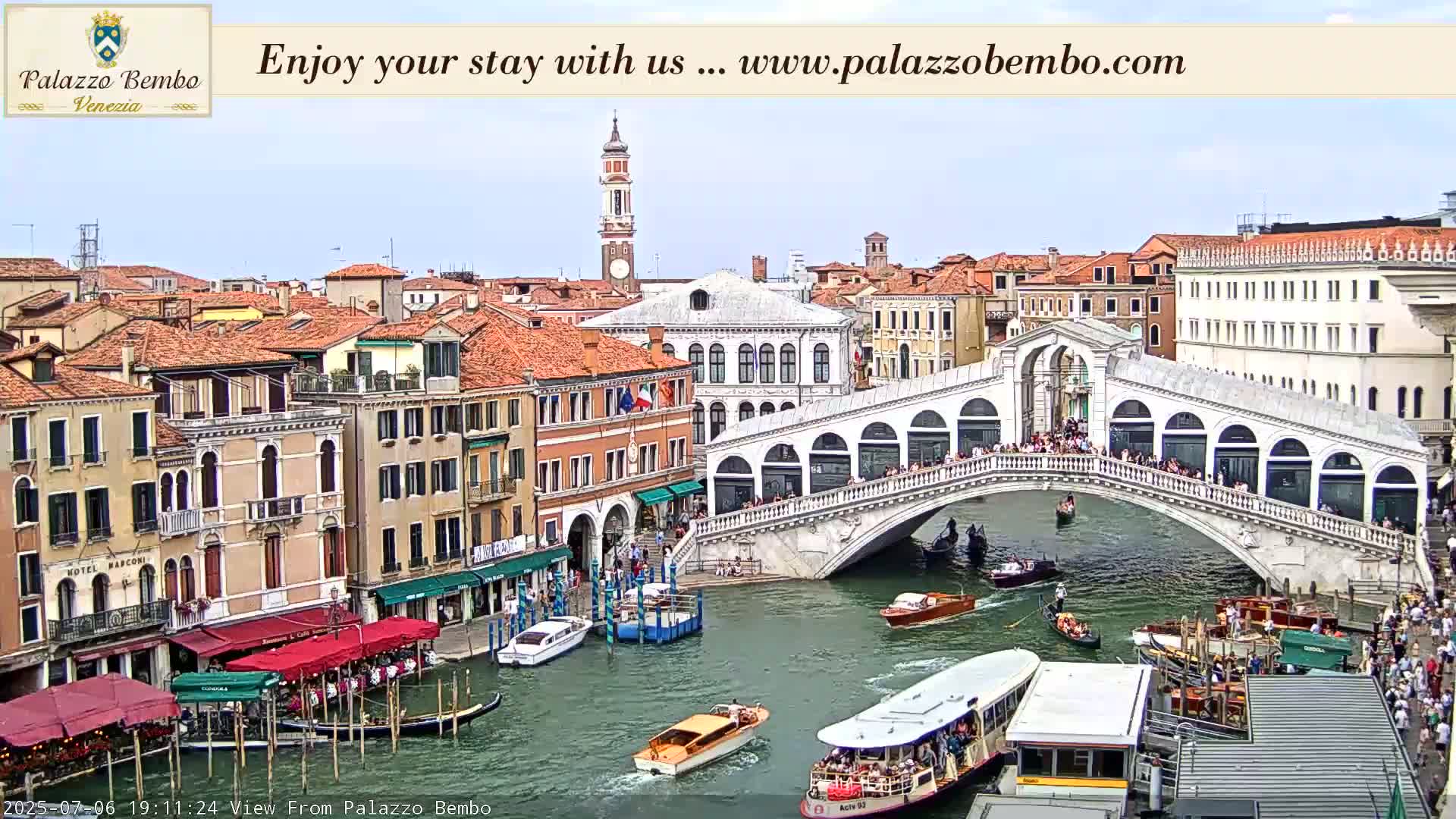 Venice, Rialto Bridge in Grand Canal Live Cam - Venice, Veneto, Italy