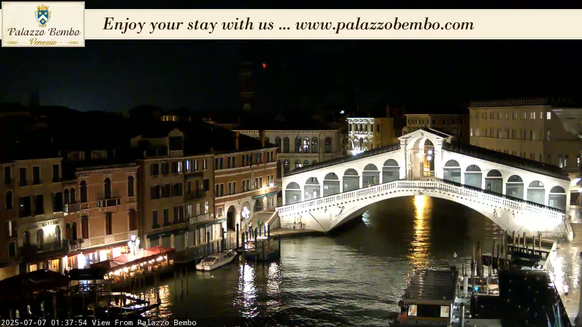 Venice, Rialto Bridge in Grand Canal Live Cam - Venice, Veneto, Italy