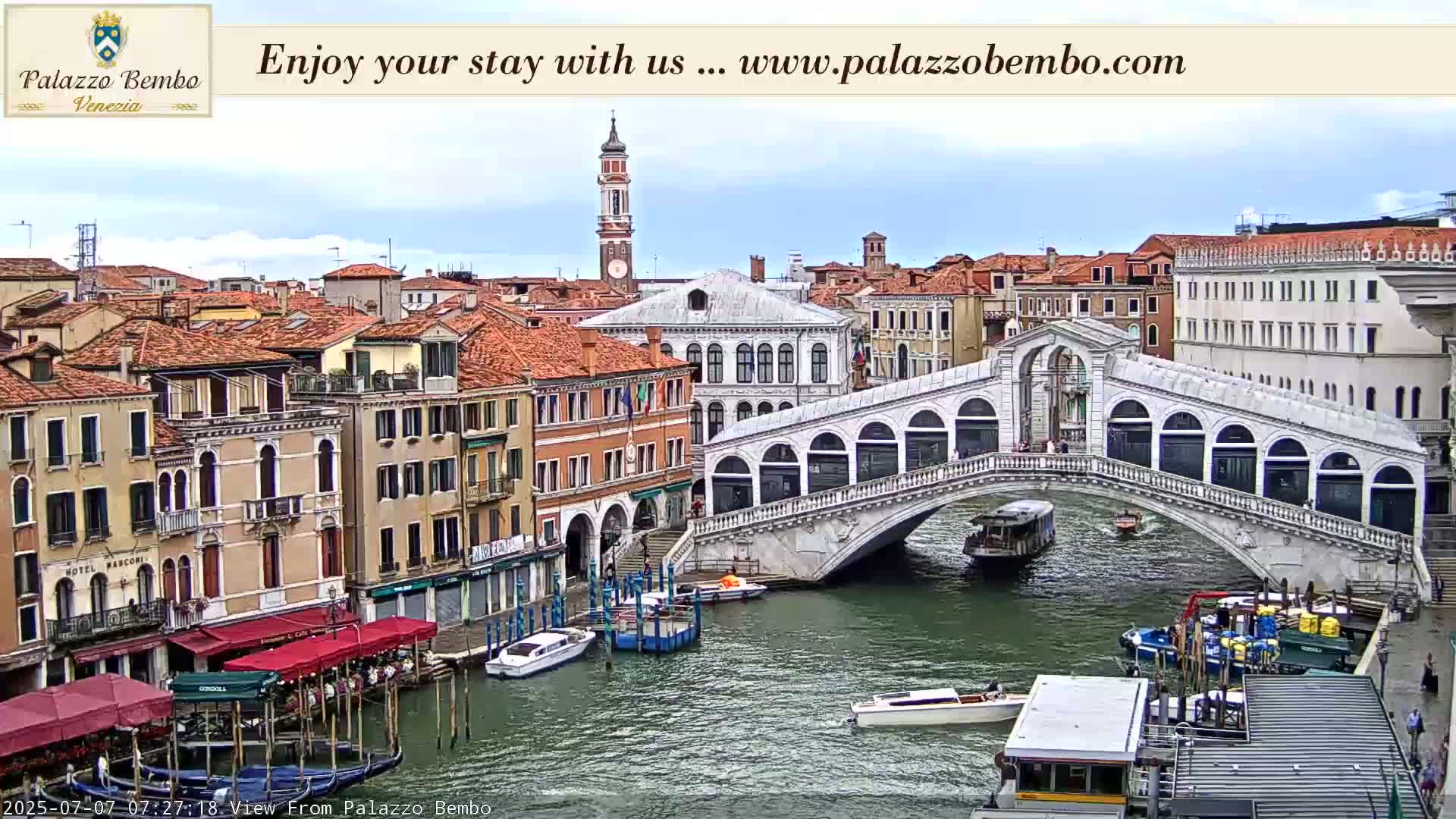 Venice, Rialto Bridge in Grand Canal Live Cam - Venice, Veneto, Italy