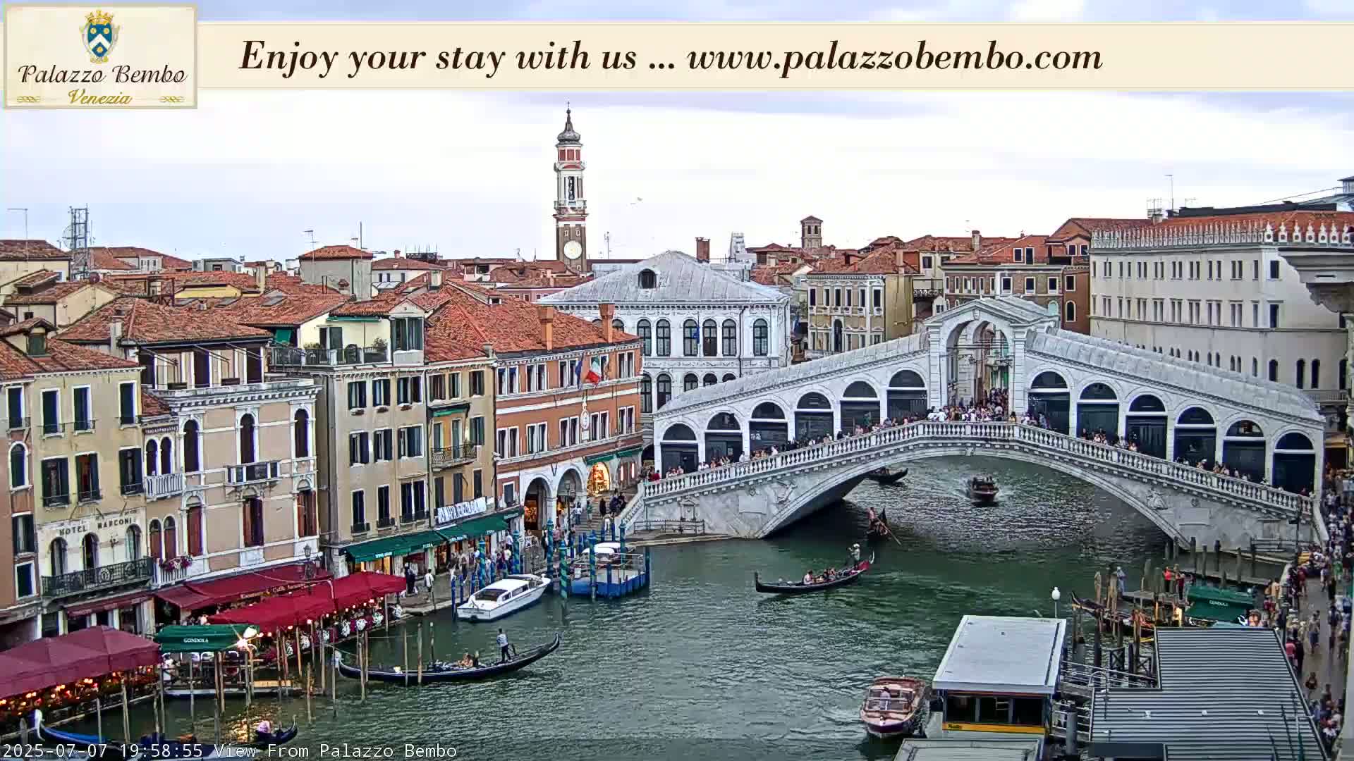 Venice, Rialto Bridge in Grand Canal Live Cam - Venice, Veneto, Italy