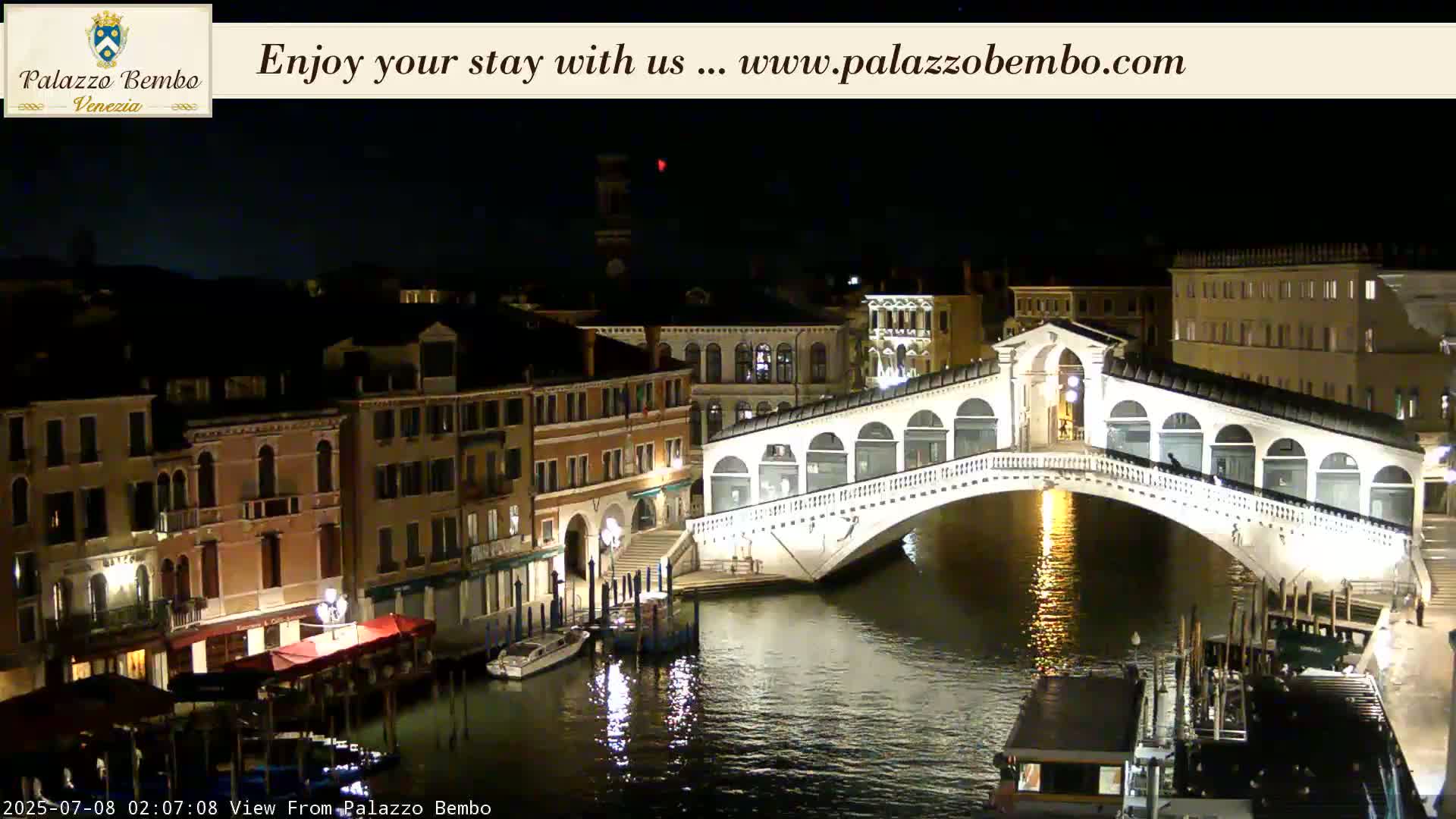 Venice, Rialto Bridge in Grand Canal Live Cam - Venice, Veneto, Italy