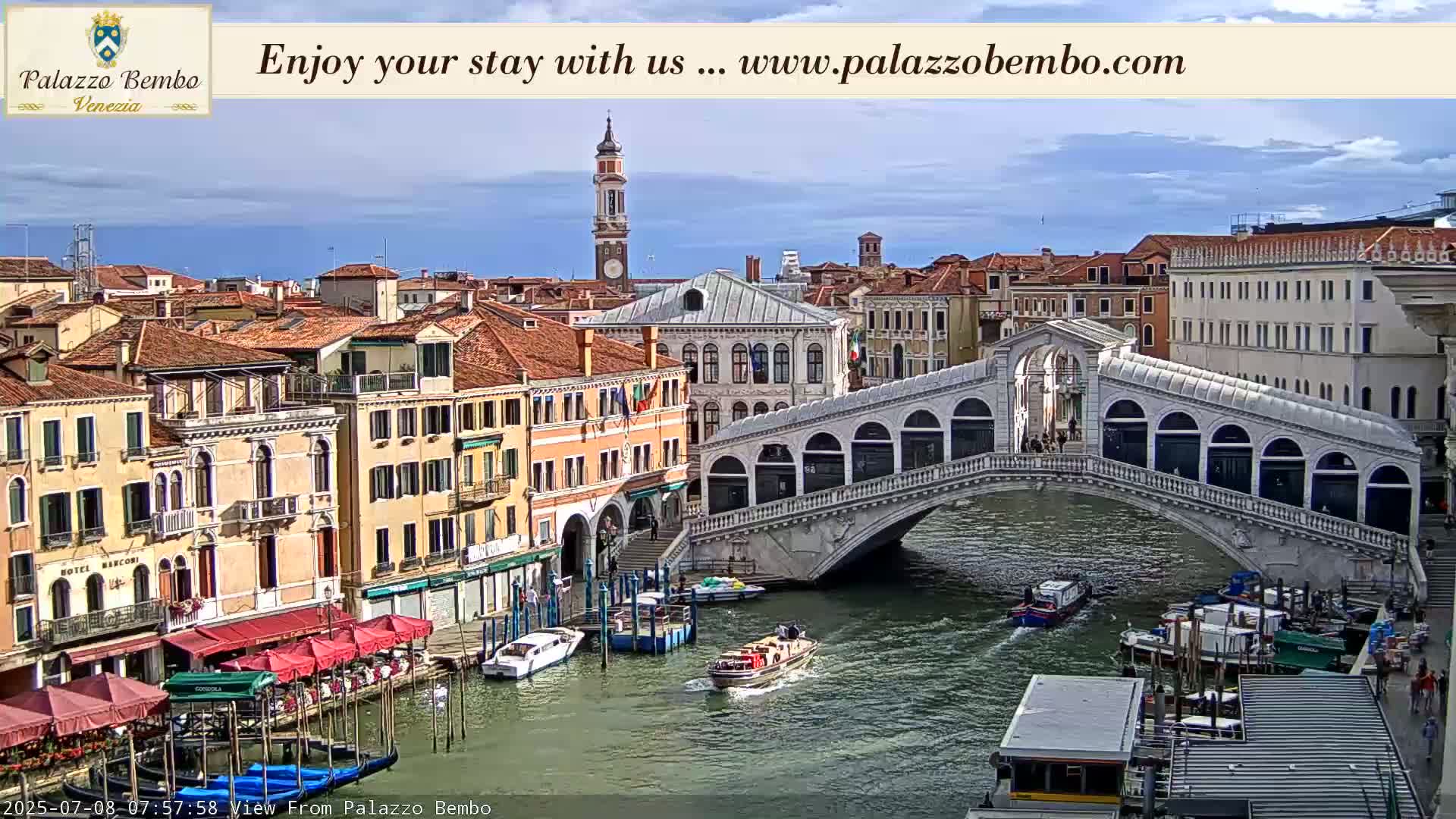 Venice, Rialto Bridge in Grand Canal Live Cam - Venice, Veneto, Italy