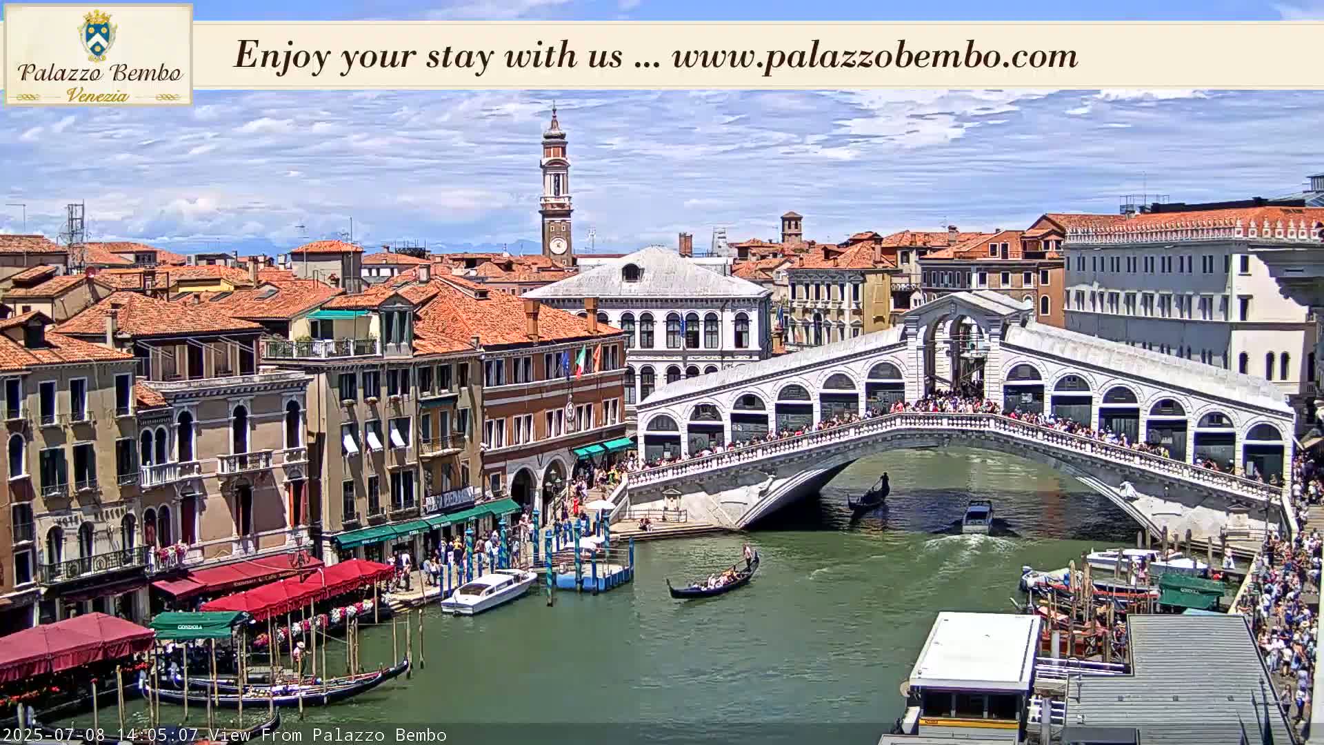 Venice, Rialto Bridge in Grand Canal Live Cam - Venice, Veneto, Italy