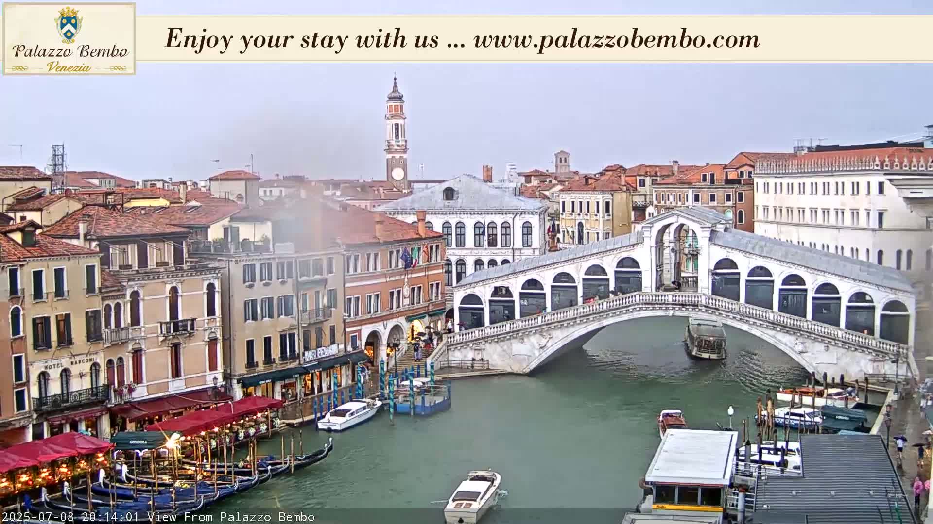 Venice, Rialto Bridge in Grand Canal Live Cam - Venice, Veneto, Italy