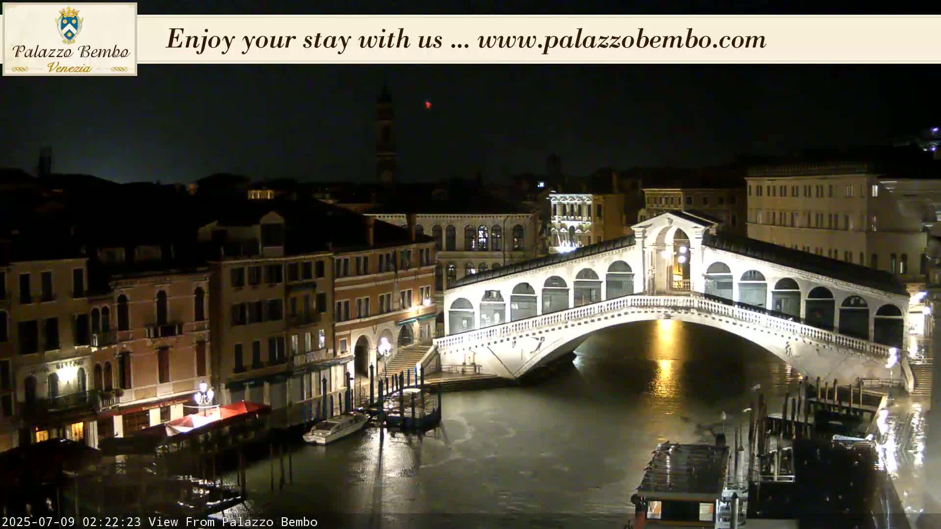 Venice, Rialto Bridge in Grand Canal Live Cam - Venice, Veneto, Italy