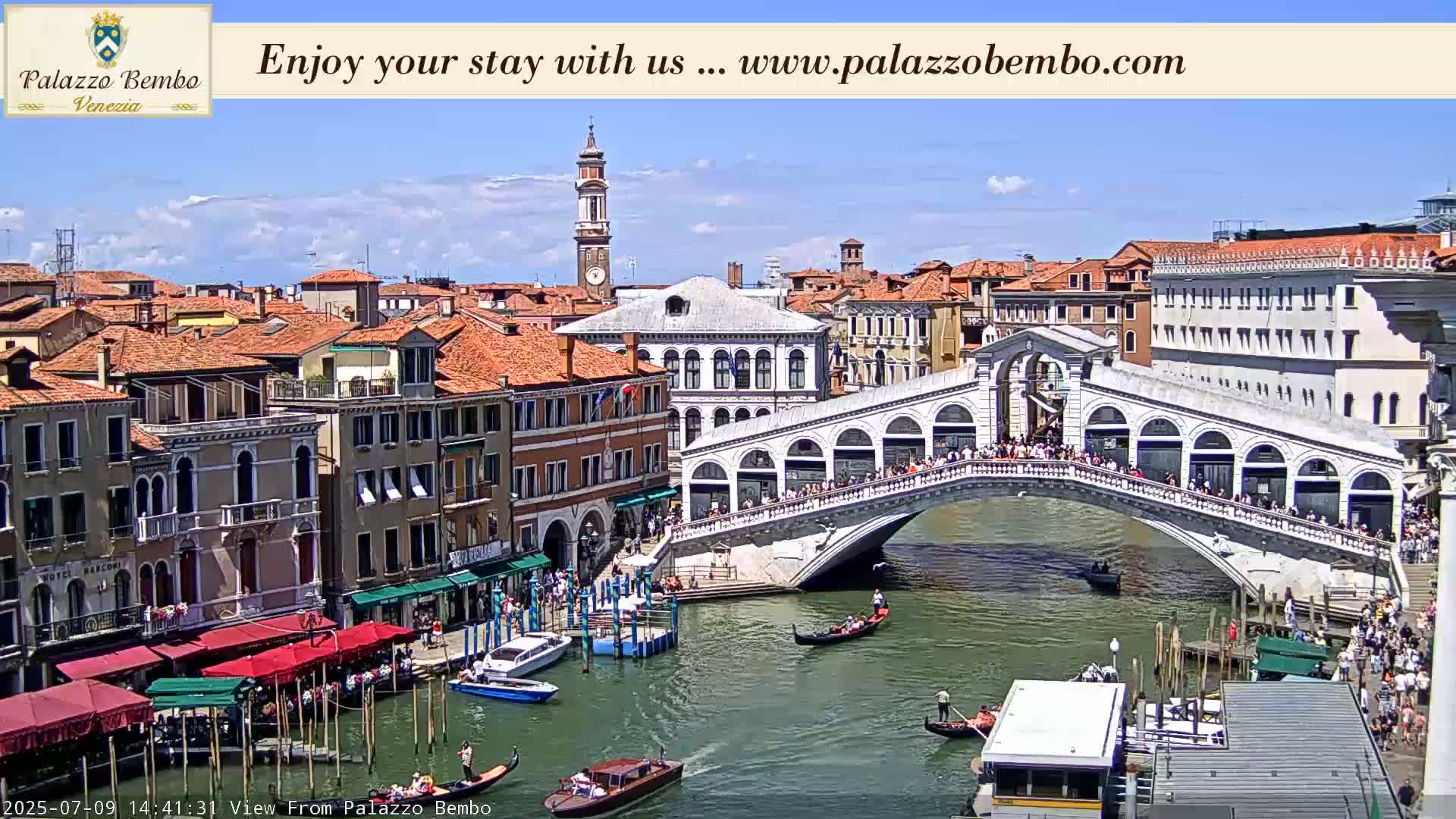 Venice, Rialto Bridge in Grand Canal Live Cam - Venice, Veneto, Italy