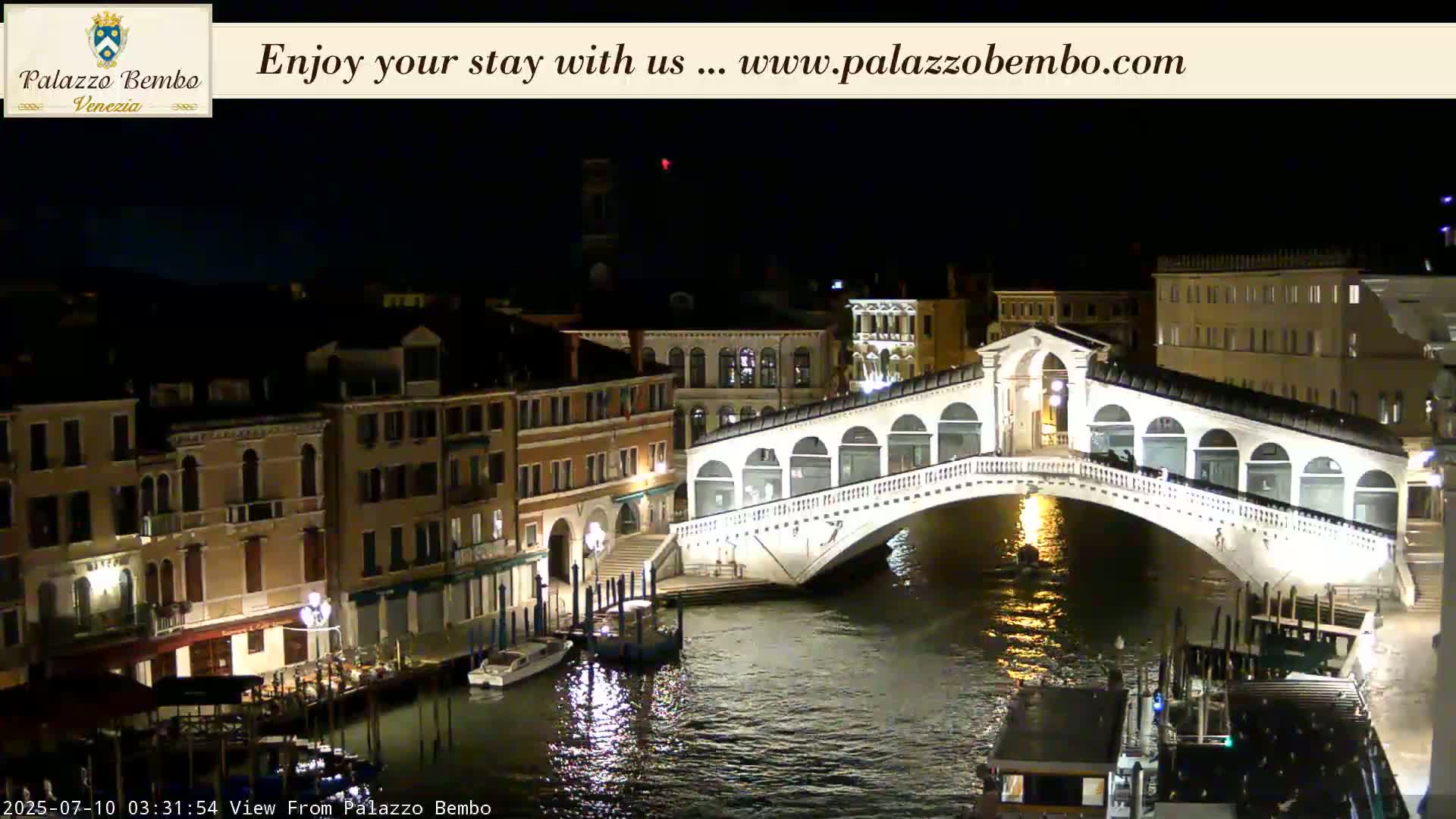 Venice, Rialto Bridge in Grand Canal Live Cam - Venice, Veneto, Italy