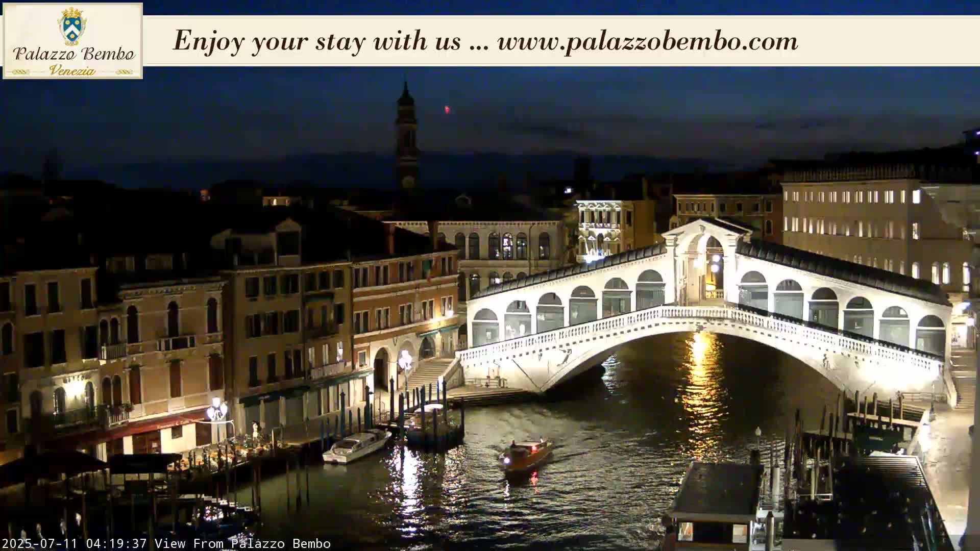 Venice, Rialto Bridge in Grand Canal Live Cam - Venice, Veneto, Italy