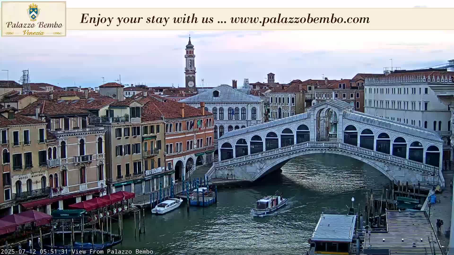Venice, Rialto Bridge in Grand Canal Live Cam - Venice, Veneto, Italy