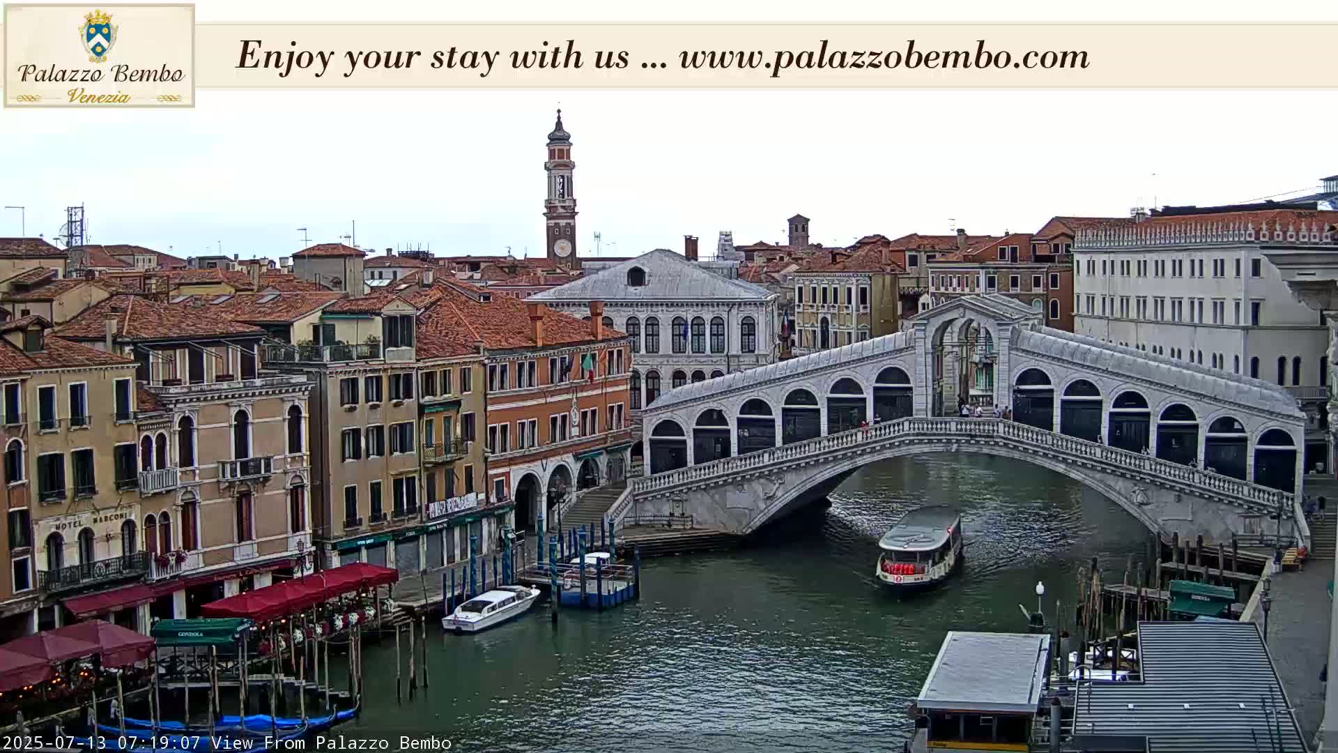Venice, Rialto Bridge in Grand Canal Live Cam - Venice, Veneto, Italy