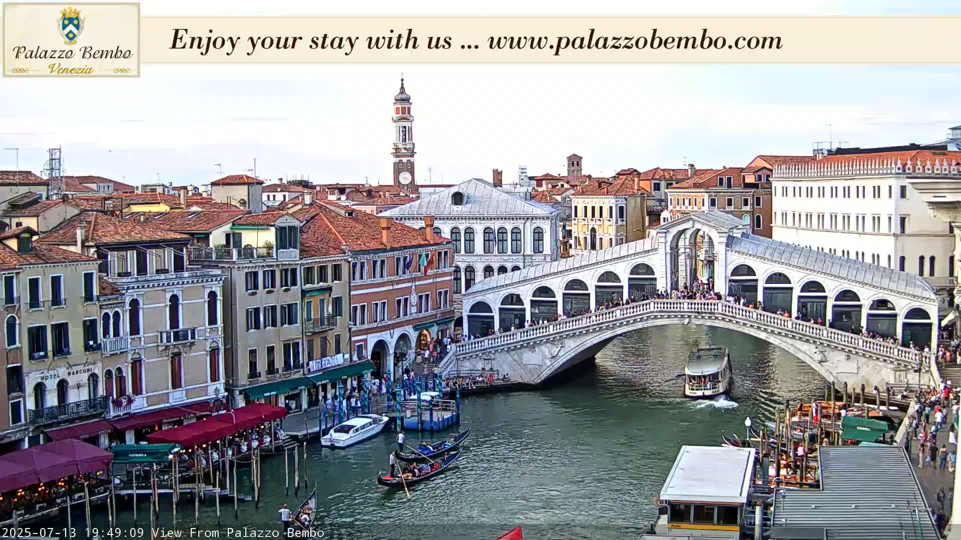 Venice, Rialto Bridge in Grand Canal Live Cam - Venice, Veneto, Italy