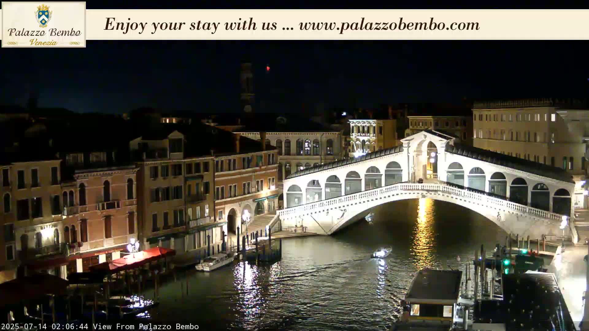 Venice, Rialto Bridge in Grand Canal Live Cam - Venice, Veneto, Italy