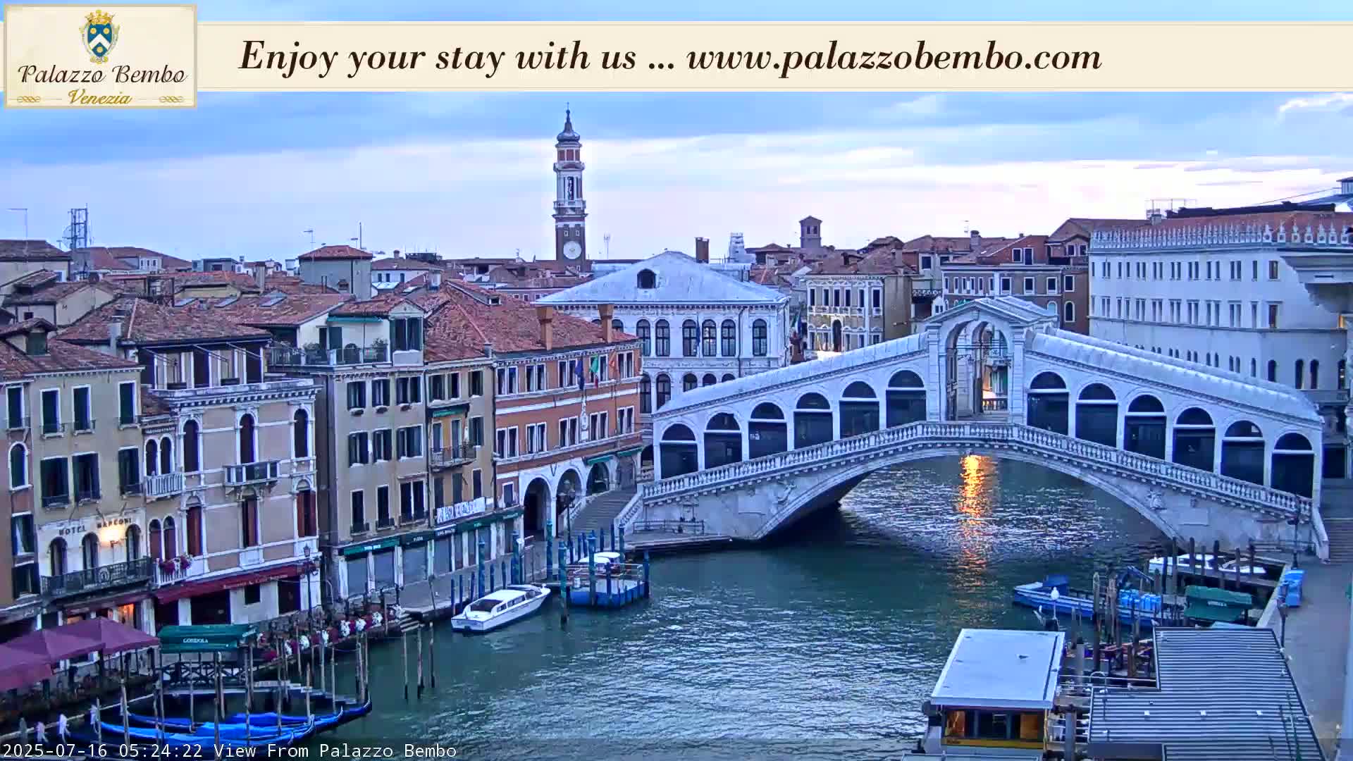Venice, Rialto Bridge in Grand Canal Live Cam - Venice, Veneto, Italy