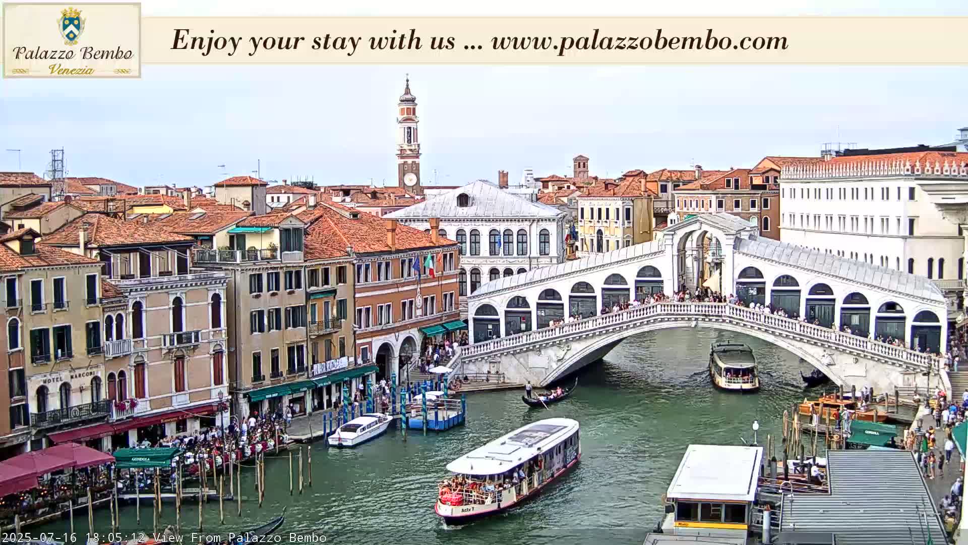 Venice, Rialto Bridge in Grand Canal Live Cam - Venice, Veneto, Italy