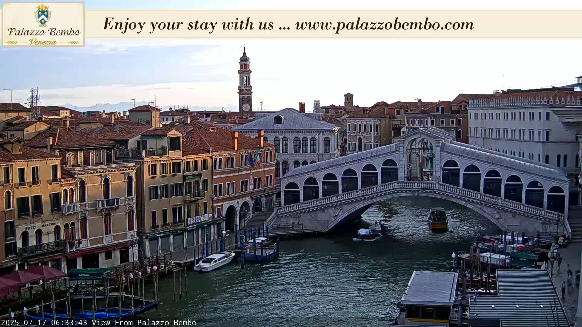 Venice, Rialto Bridge in Grand Canal Live Cam - Venice, Veneto, Italy
