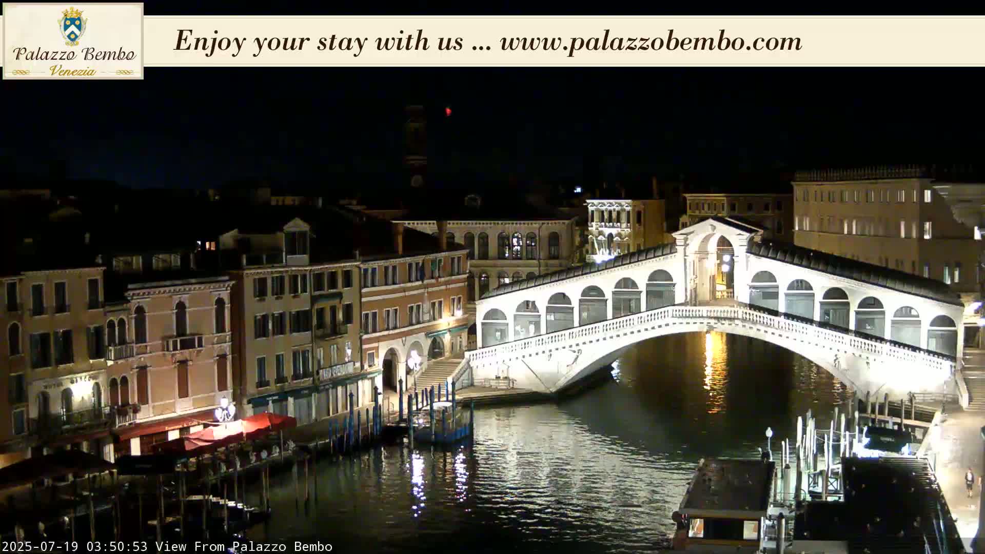 Venice, Rialto Bridge in Grand Canal Live Cam - Venice, Veneto, Italy
