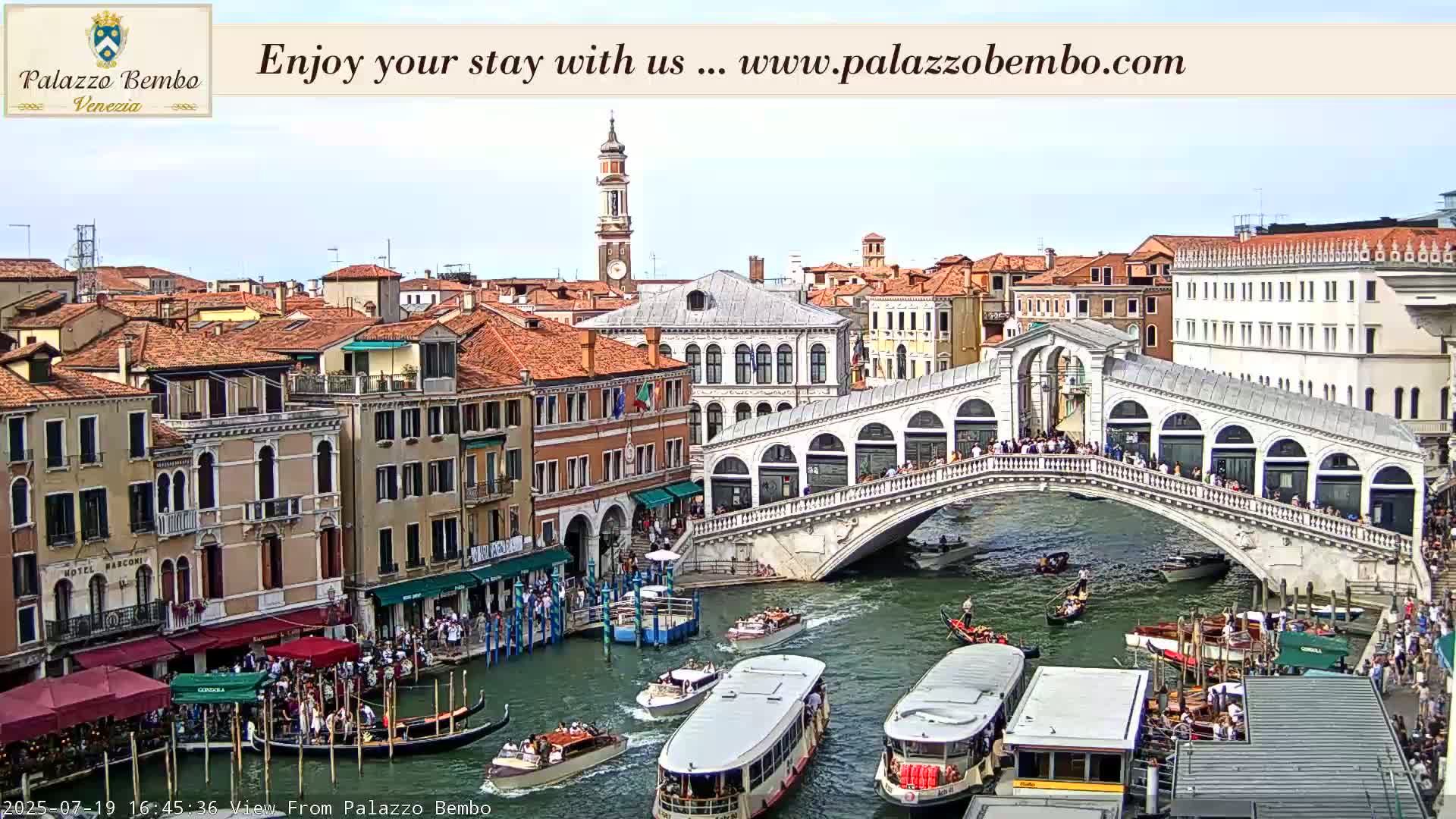 Venice, Rialto Bridge in Grand Canal Live Cam - Venice, Veneto, Italy