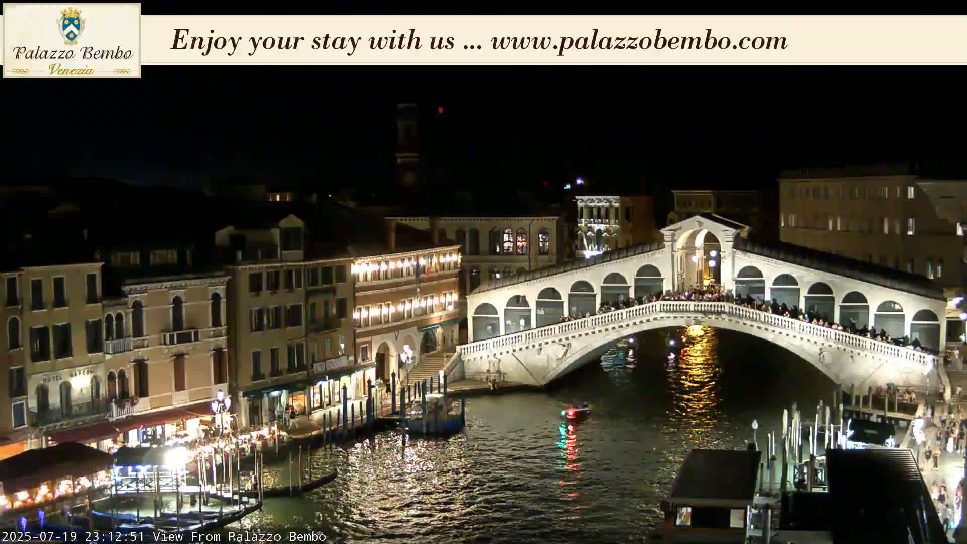 Venice, Rialto Bridge in Grand Canal Live Cam - Venice, Veneto, Italy