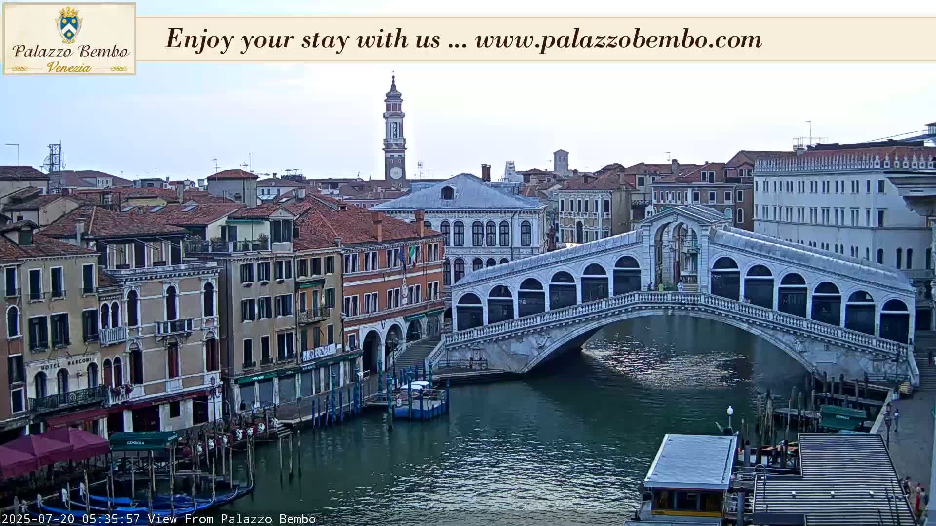 Venice, Rialto Bridge in Grand Canal Live Cam - Venice, Veneto, Italy