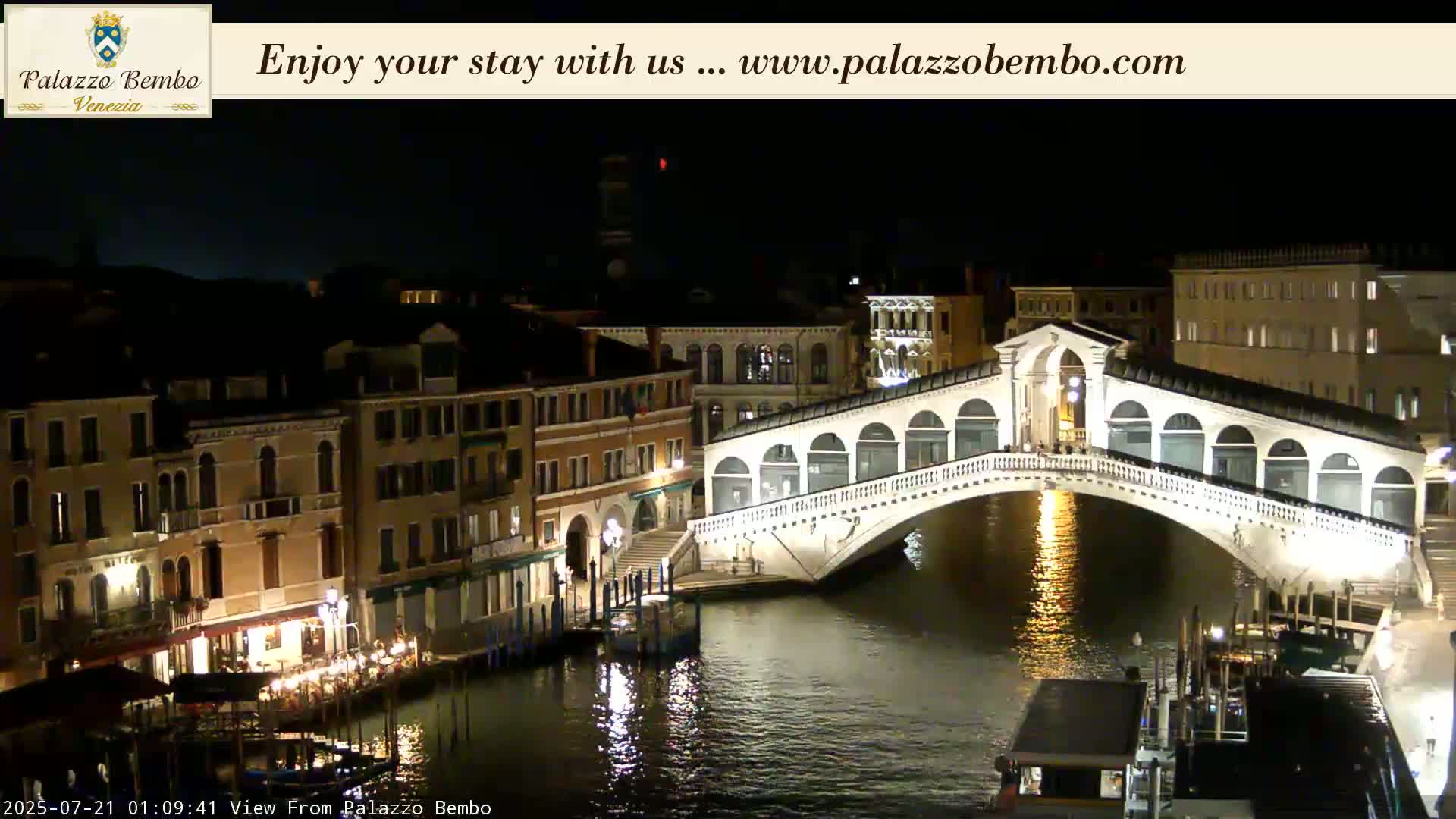 Venice, Rialto Bridge in Grand Canal Live Cam - Venice, Veneto, Italy