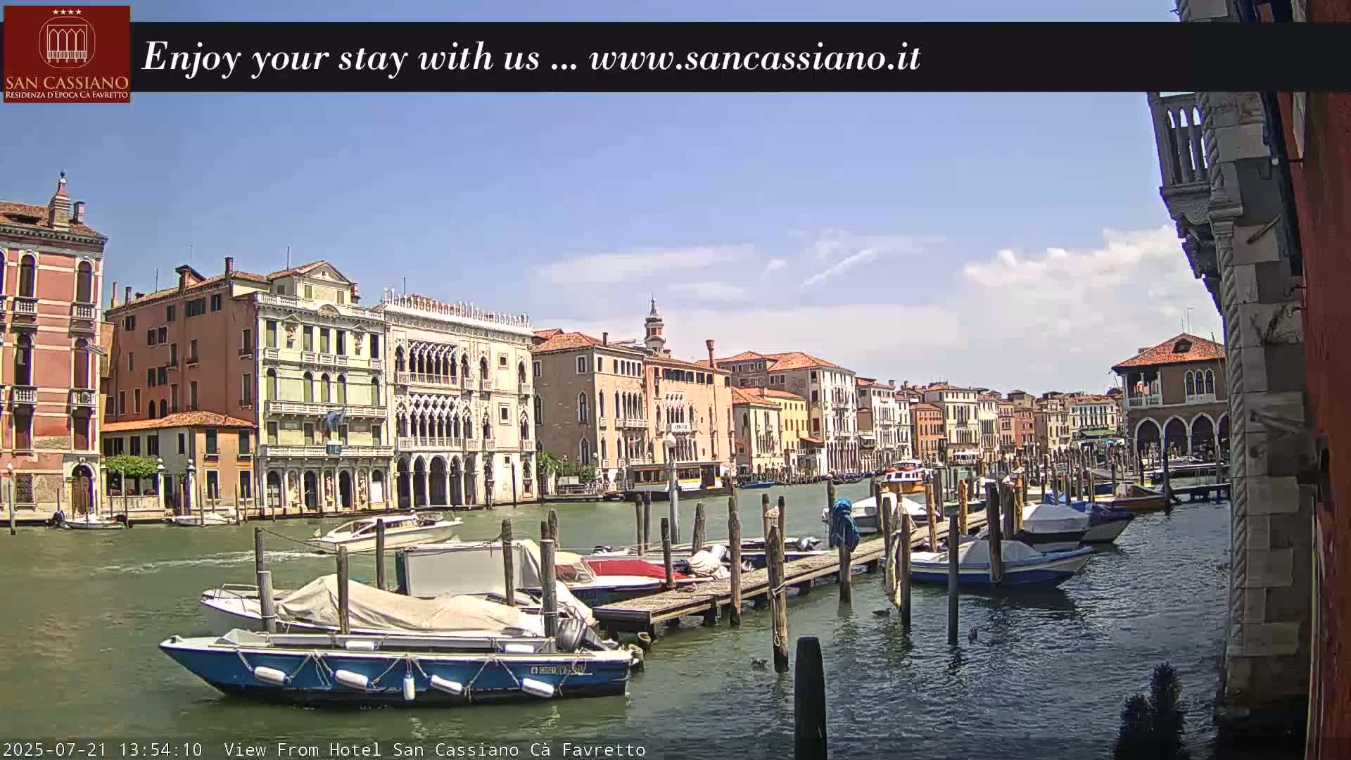 Venice, Rialto Bridge in Grand Canal Live Cam - Venice, Veneto, Italy
