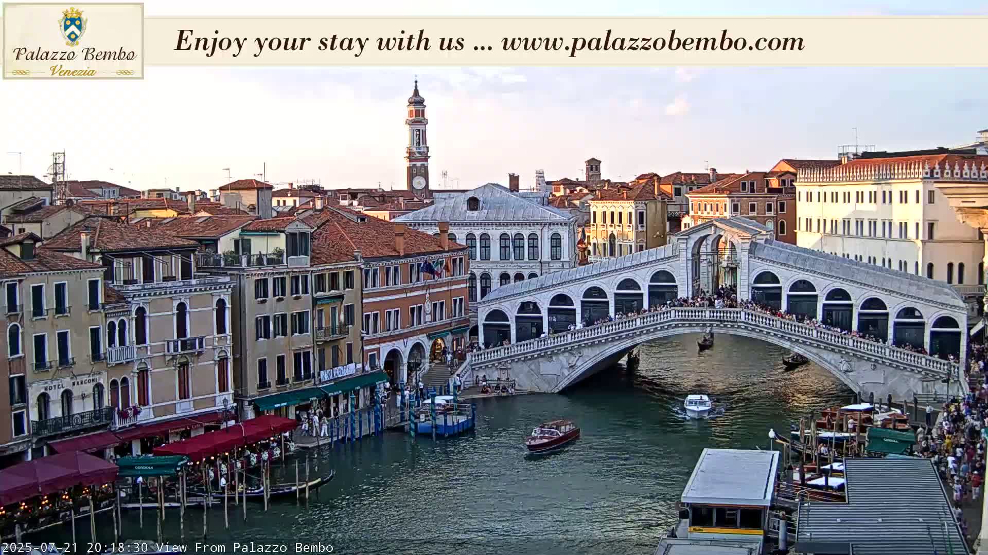 Venice, Rialto Bridge in Grand Canal Live Cam - Venice, Veneto, Italy