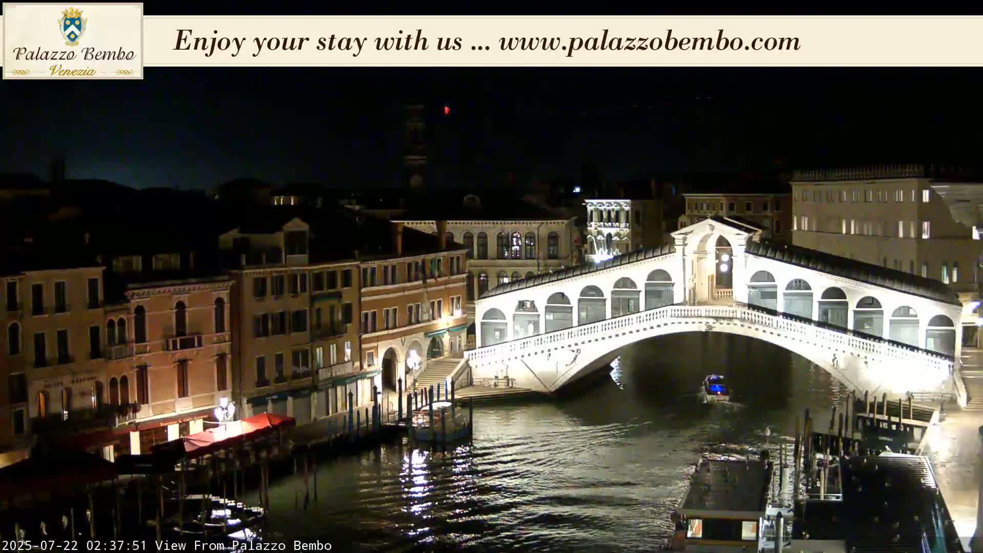 Venice, Rialto Bridge in Grand Canal Live Cam - Venice, Veneto, Italy