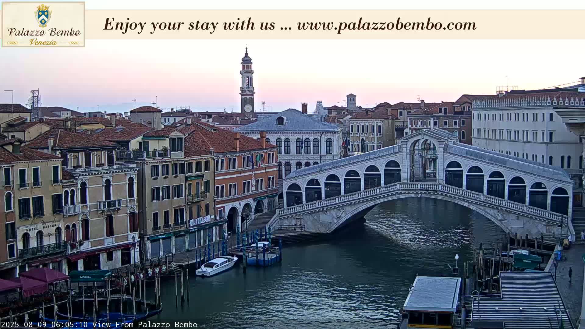 Venice, Rialto Bridge in Grand Canal Live Cam - Venice, Veneto, Italy
